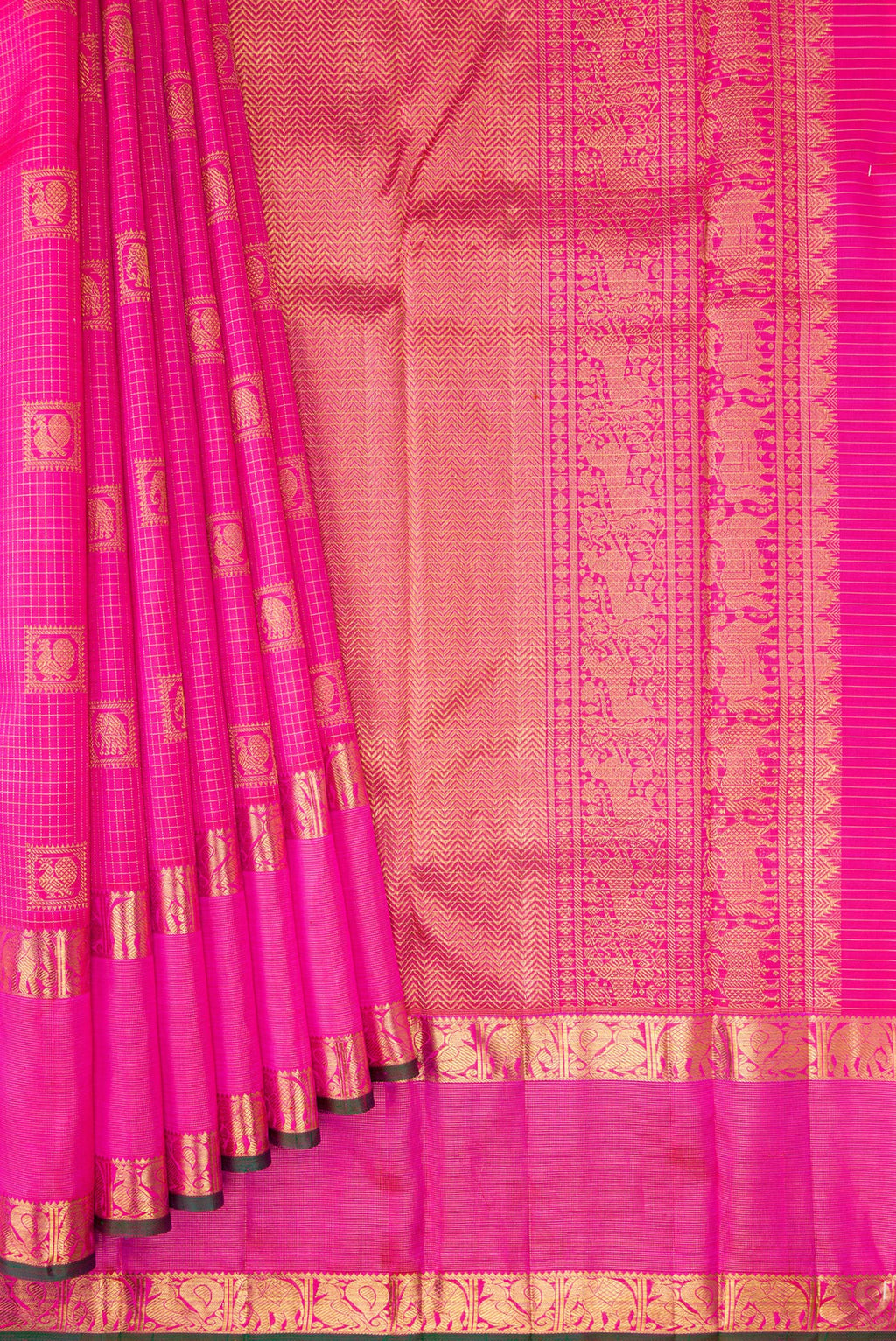 Pleats and pallu of Pink Dual Tone Kanchipuram Silk Saree with Checked design on the body and Zari Border. 