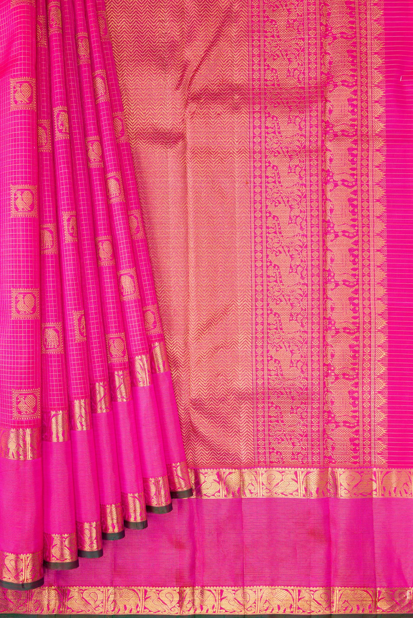 Pleats and pallu of Pink Dual Tone Kanchipuram Silk Saree with Checked design on the body and Zari Border. 