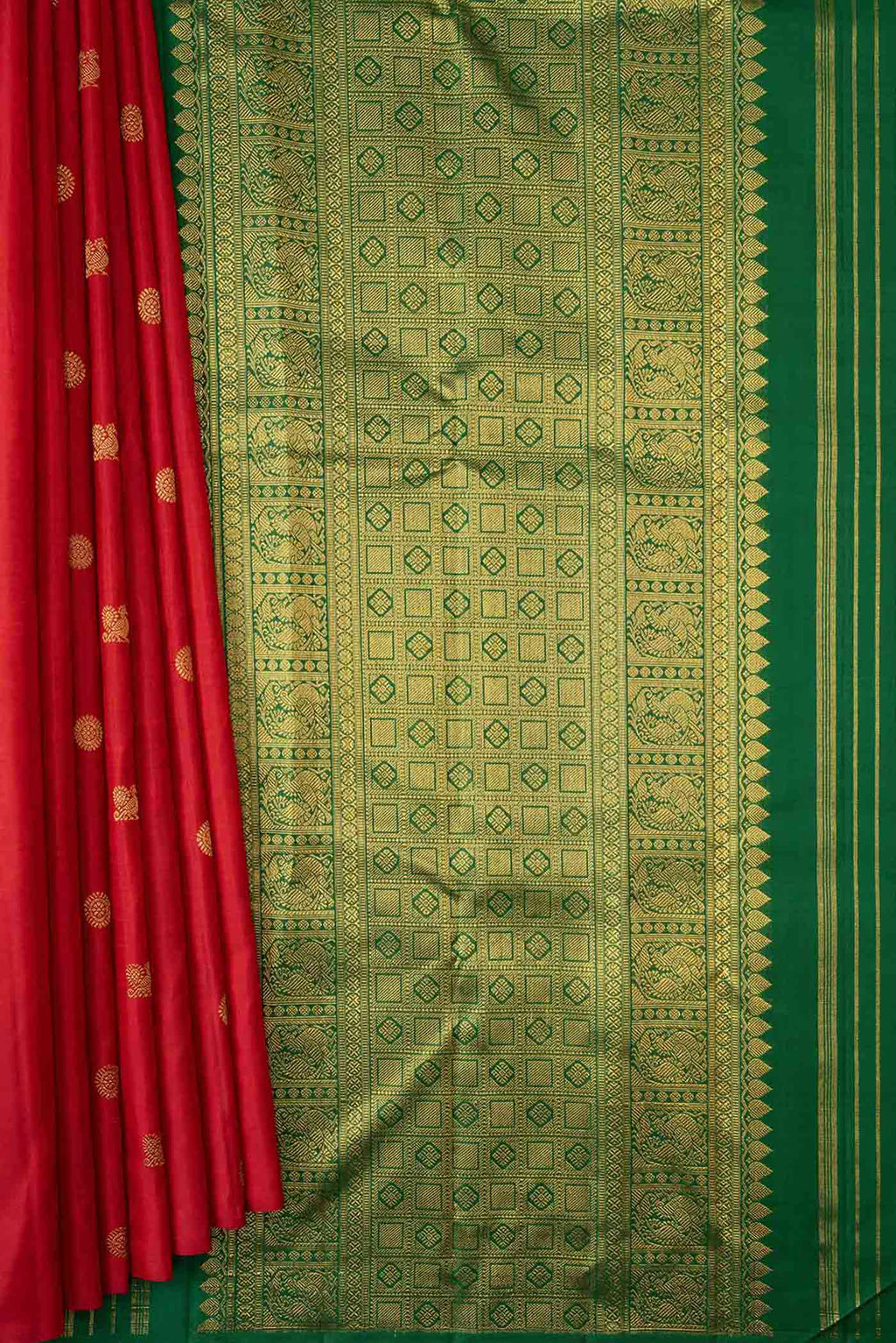 Pleats and pallu of Maroon Dual Tone Kanchipuram Silk Saree with Zari Butta on the body and Without Border
