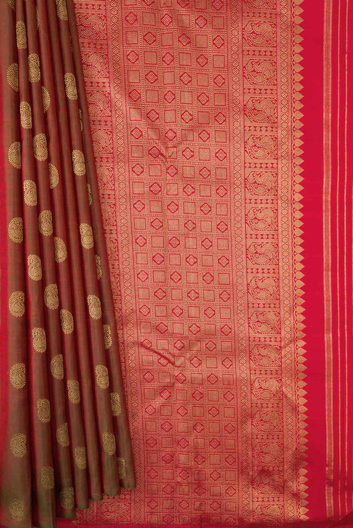 Pleats and pallu of Mehandi Green Dual Tone Kanchipuram Silk Saree with Zari Butta on the body and Without Border