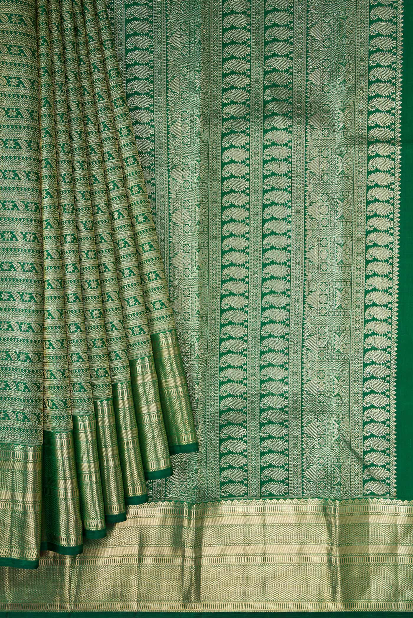 Pleats and pallu of Green Dual Tone Kanchipuram Silk Saree with Zari Brocade on the body and Zari Border. 