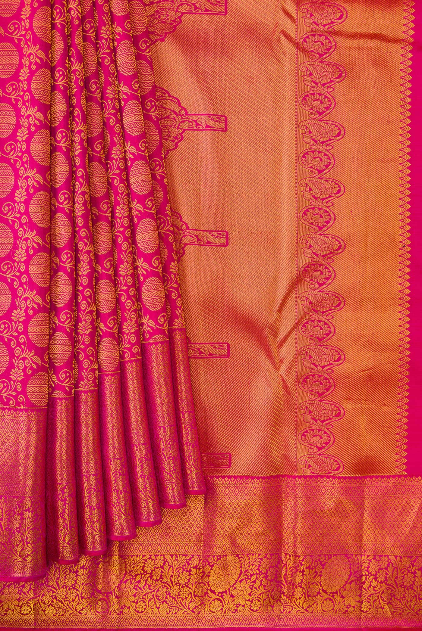 Pleats and pallu of Pink Dual Tone Kanjivaram Silk Saree with Zari Brocade on the body and Zari Border. 