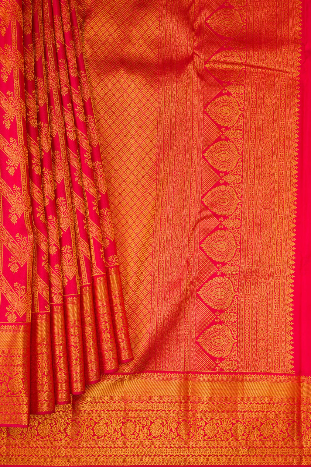 Pleats and pallu of Dark Pink Dual Tone Kanjivaram Silk Saree with Zari Brocade on the body and Zari Border. 