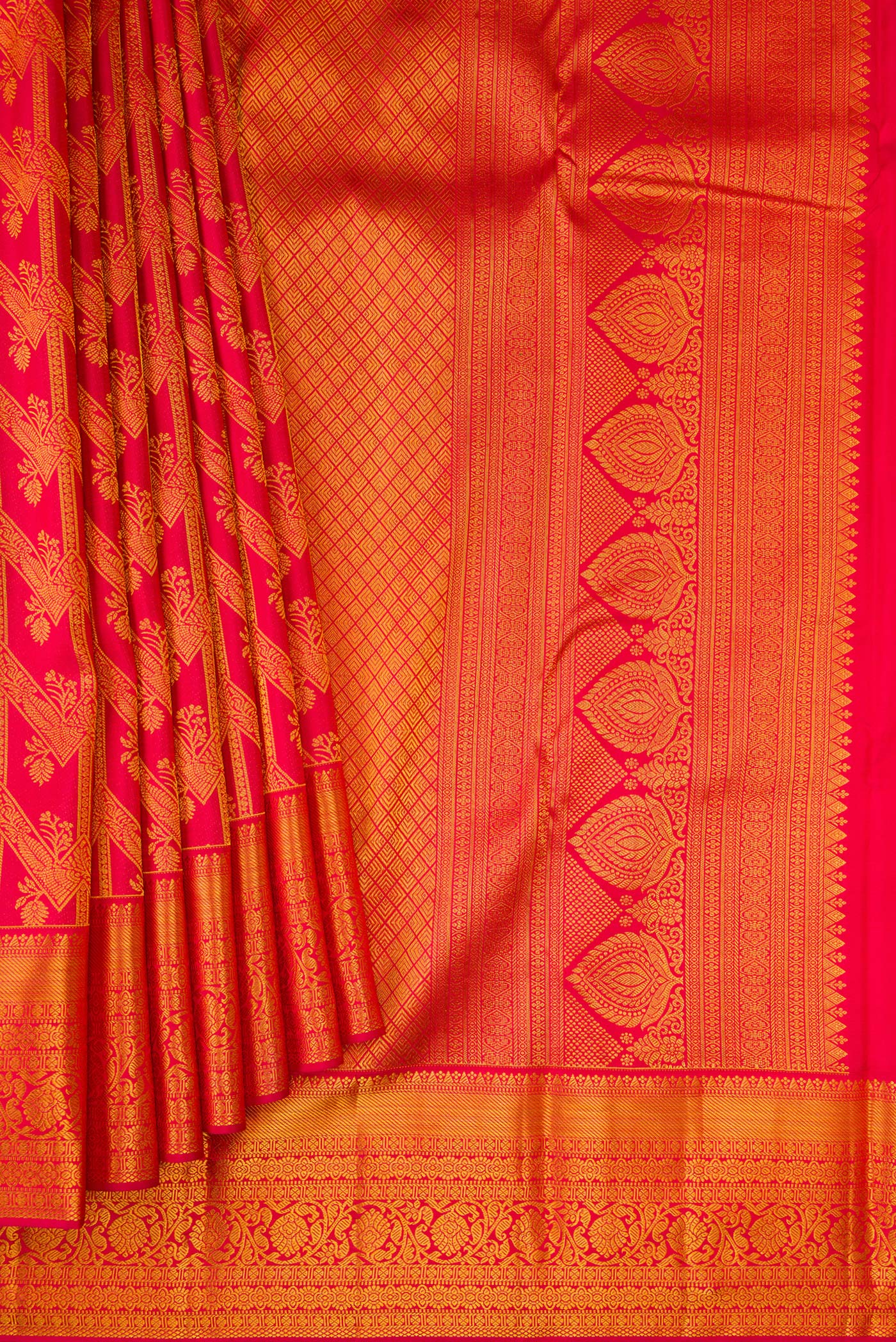 Pleats and pallu of Dark Pink Dual Tone Kanjivaram Silk Saree with Zari Brocade on the body and Zari Border. 