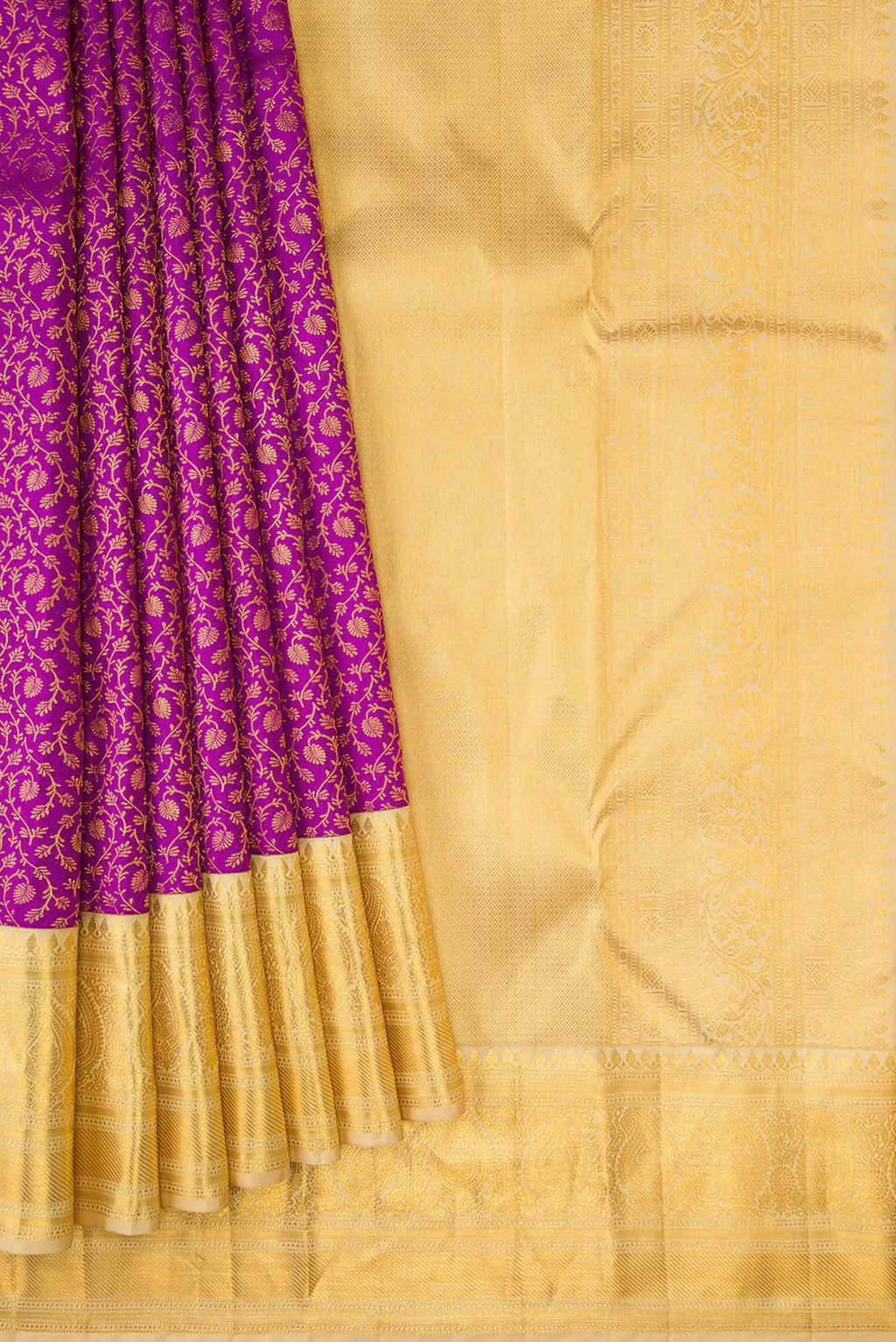 Pleats and pallu of Magenta Dual Tone Kanchipuram Silk Saree with Zari Brocade on the body and Zari Border. 