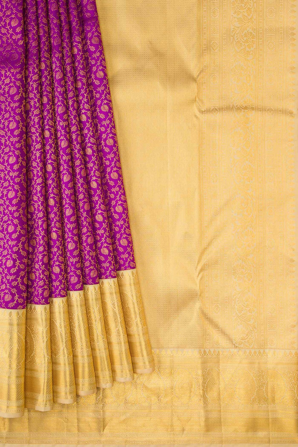 Pleats and pallu of Magenta Dual Tone Kanchipuram Silk Saree with Zari Brocade on the body and Zari Border. 