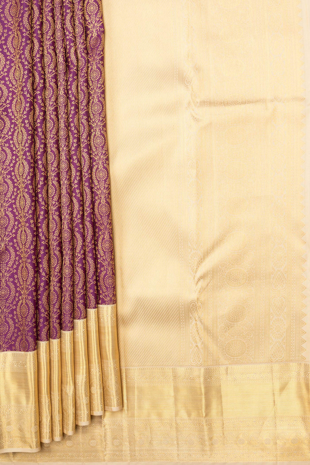 Pleats and pallu of Magenta Dual Tone Kanchipuram Silk Saree with Zari Brocade on the body and Zari Border. 