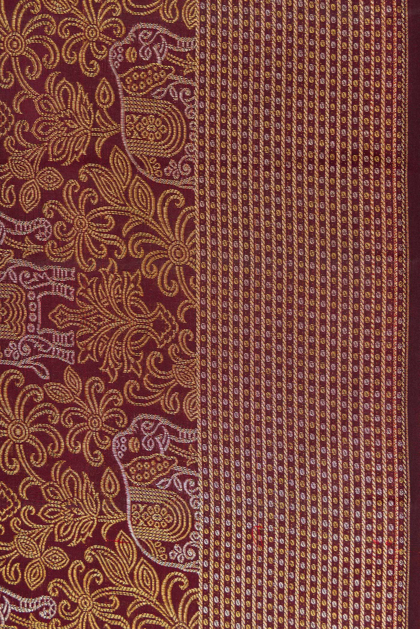 Border image of Maroon Dual Tone Kanchipuram Silk Saree with Zari Brocade on the body and Zari Border. 