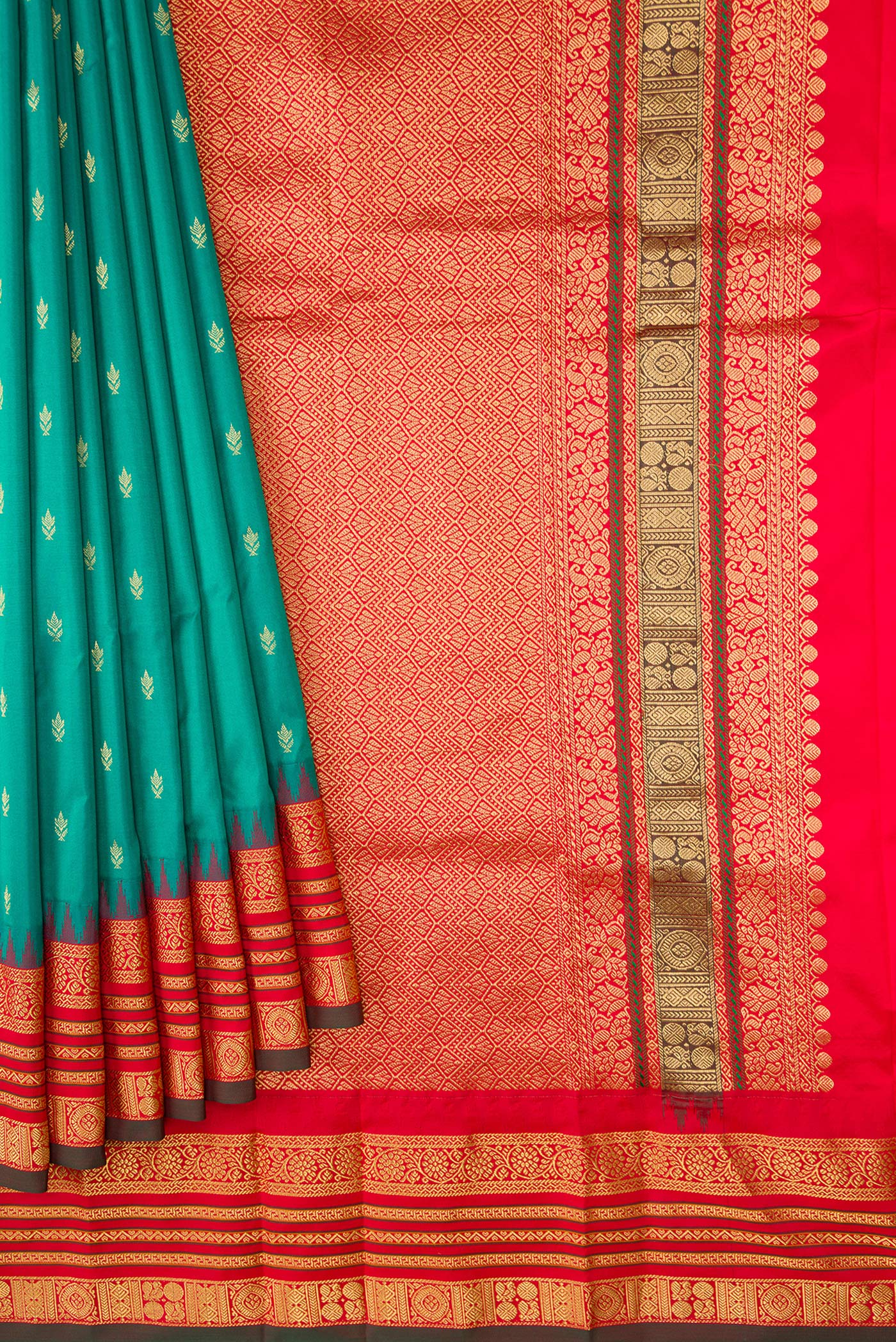 Pleats and pallu of Green Dual Tone Kanchipuram Silk Saree with Zari Butta on the body and Zari Border. 