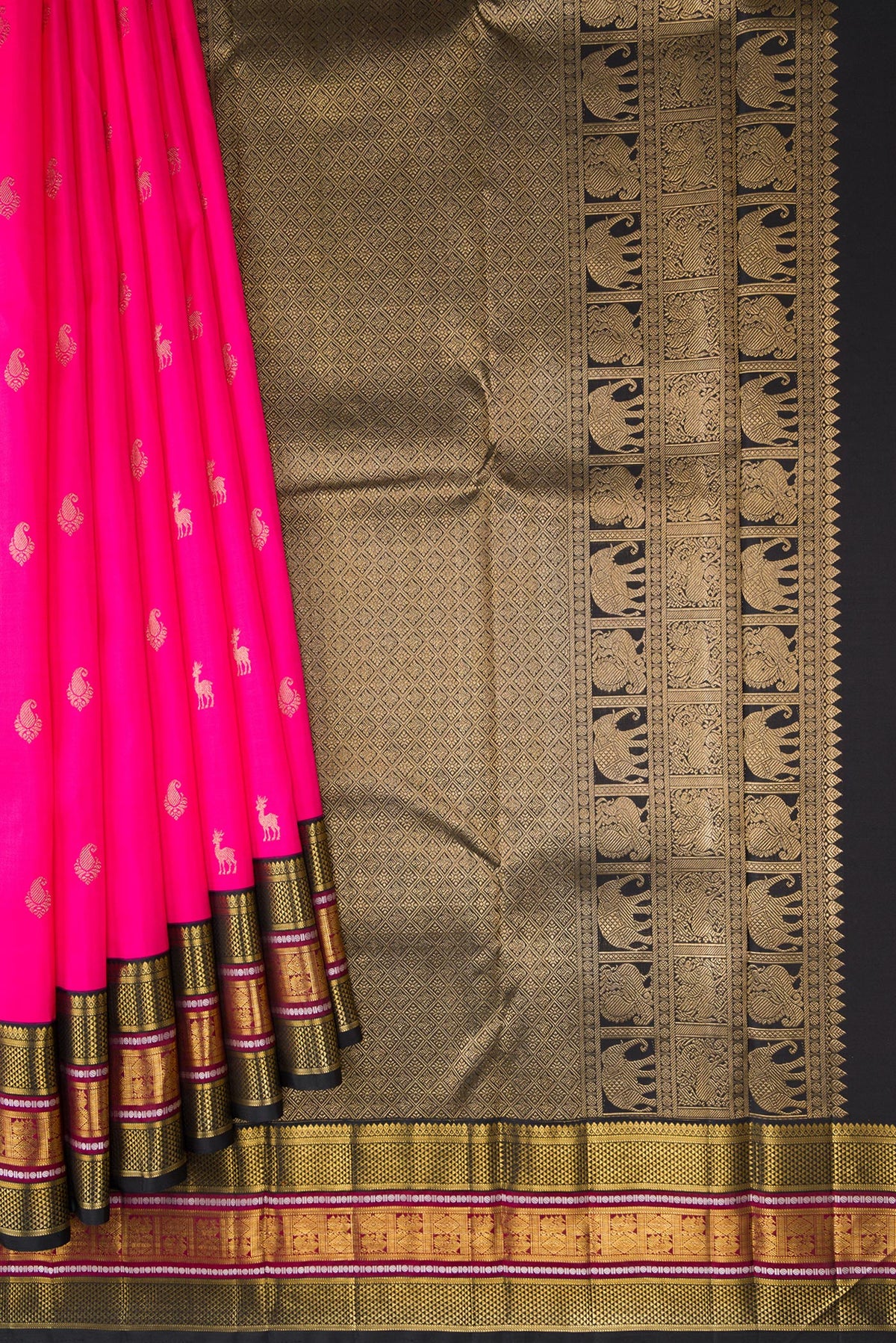 Pleats and pallu of Pink Dual Tone Kanchipuram Silk Saree with Zari Butta on the body and Zari Border. 