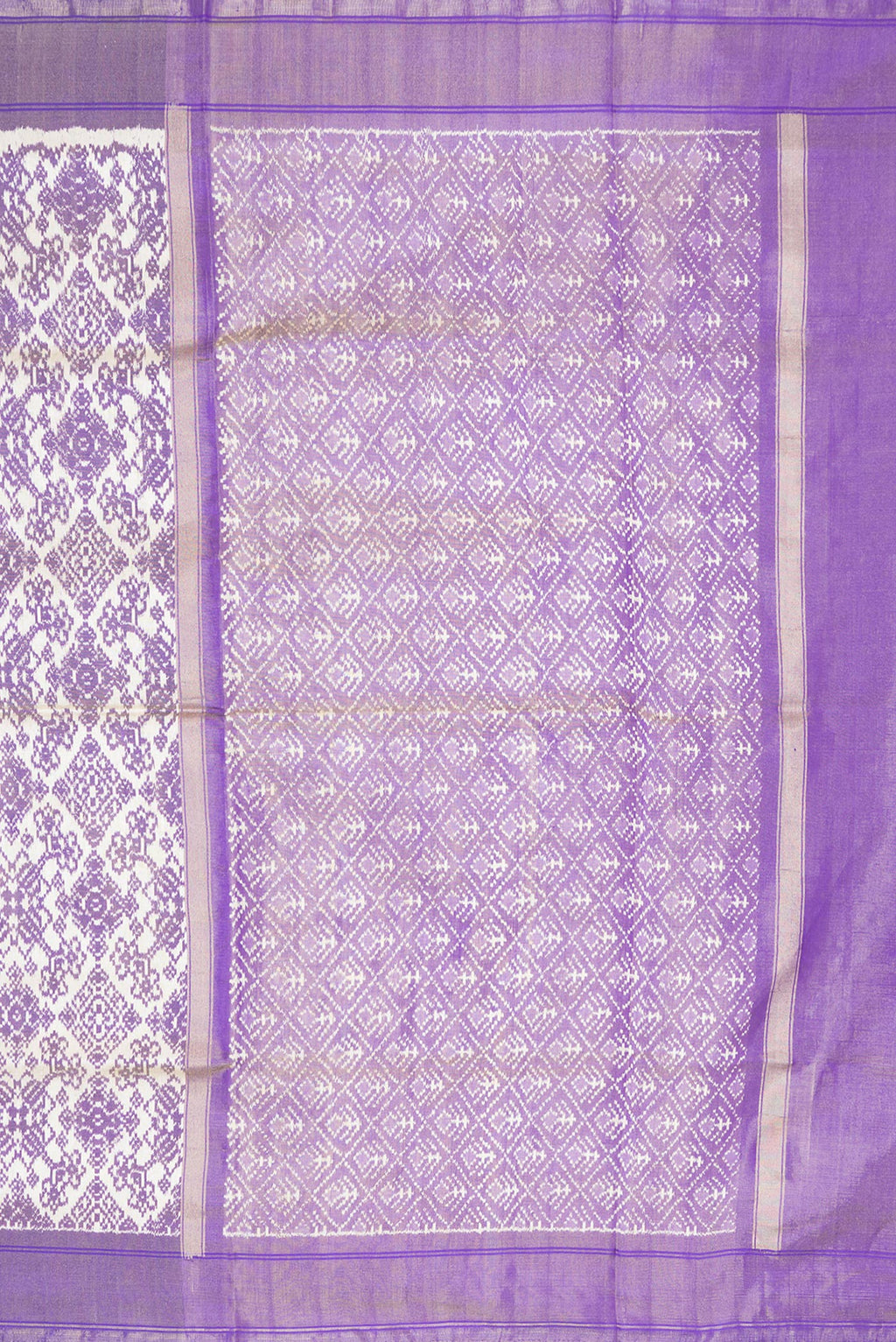 Close up image of the pallu of Off White Dual Tone Double Ikat Saree with Ikat Print on the body and Ikat Border. 