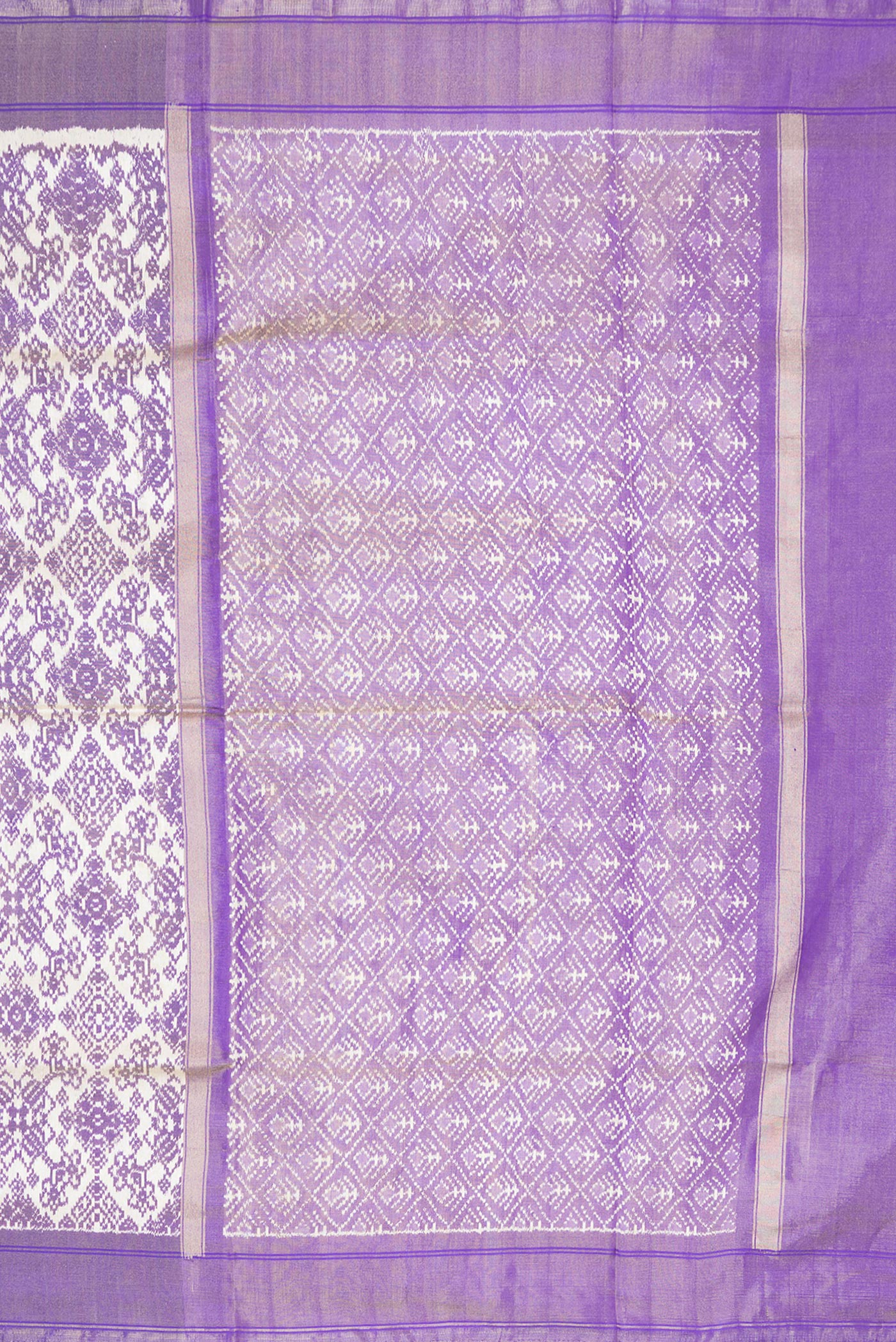Close up image of the pallu of Off White Dual Tone Double Ikat Saree with Ikat Print on the body and Ikat Border. 