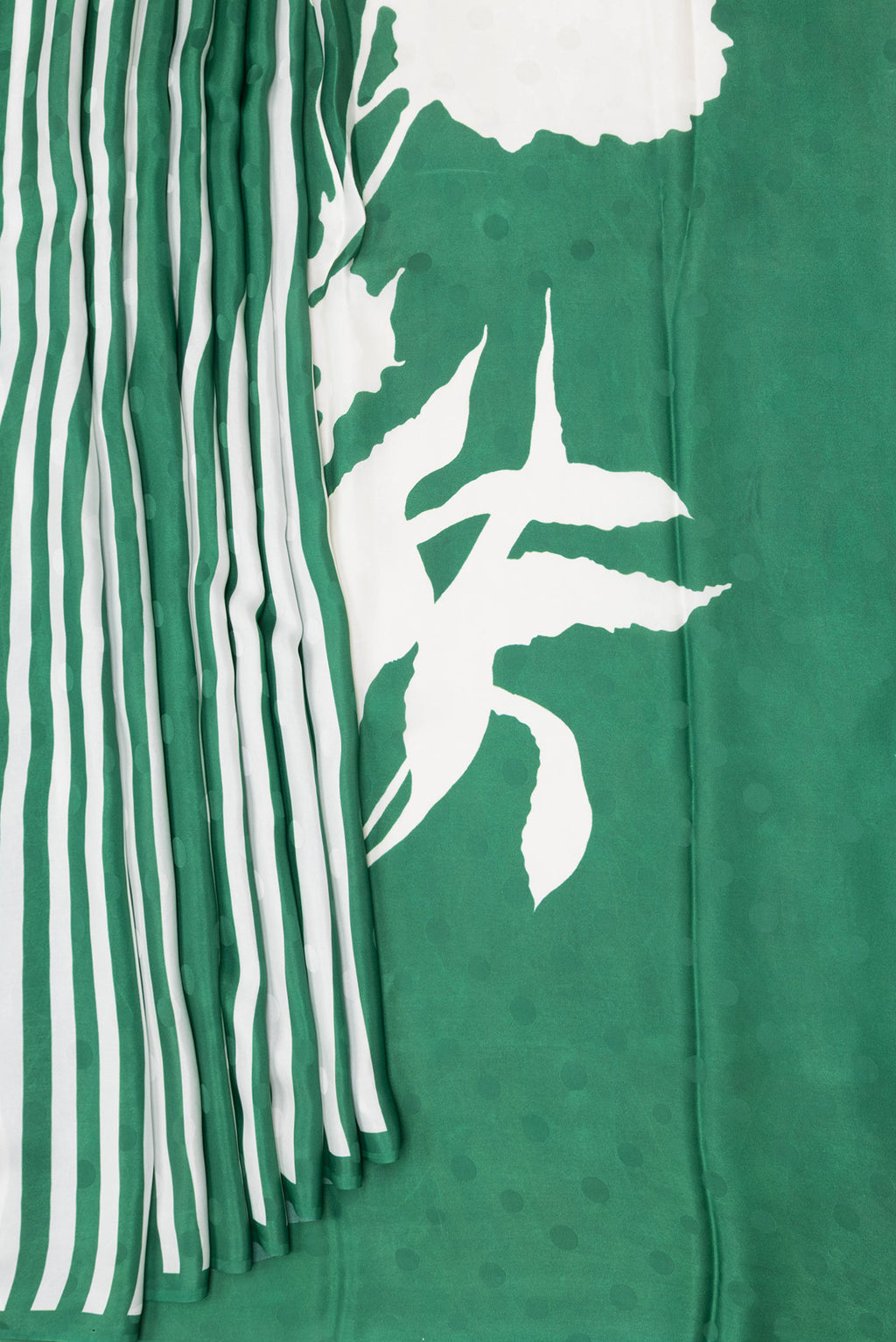 Pleats and pallu of Green Dual Tone Mysore Crepe Saree with Printed design on the body and Without Border. 