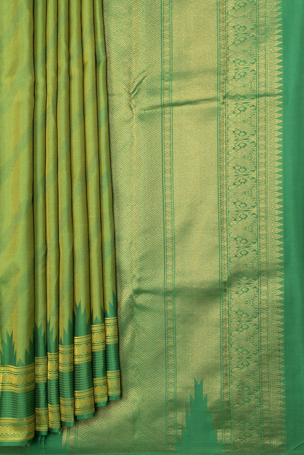 Pleats and pallu of Green Dual Tone Kanchipuram Silk Saree with Jacquard design on the body and Thread Border. 