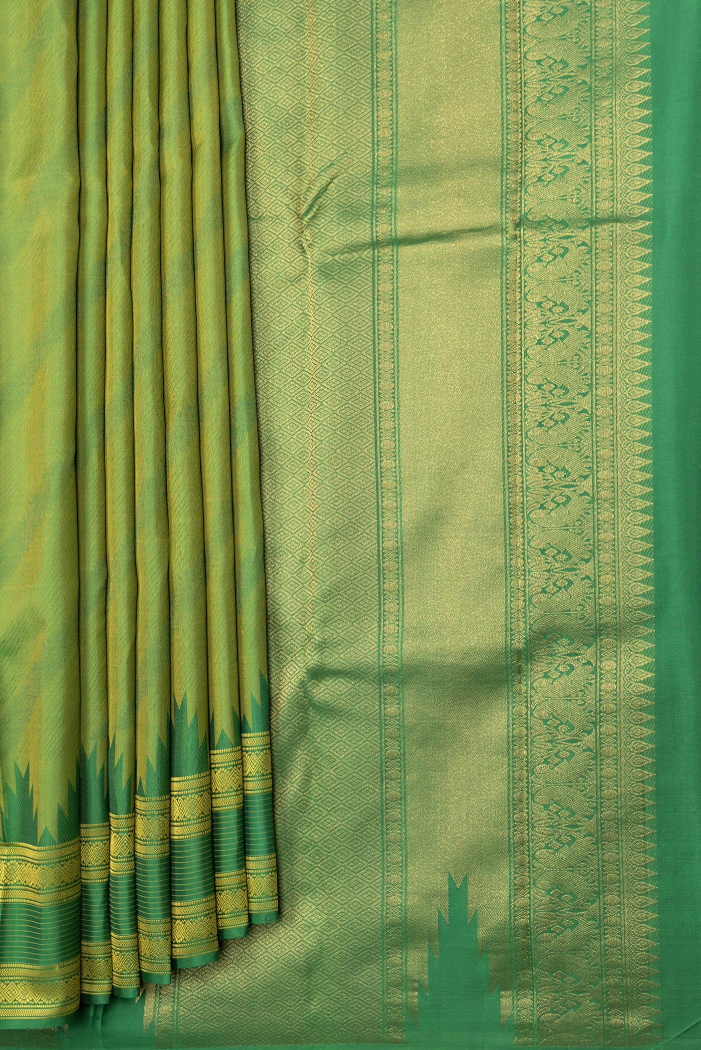 Pleats and pallu of Green Dual Tone Kanchipuram Silk Saree with Jacquard design on the body and Thread Border. 