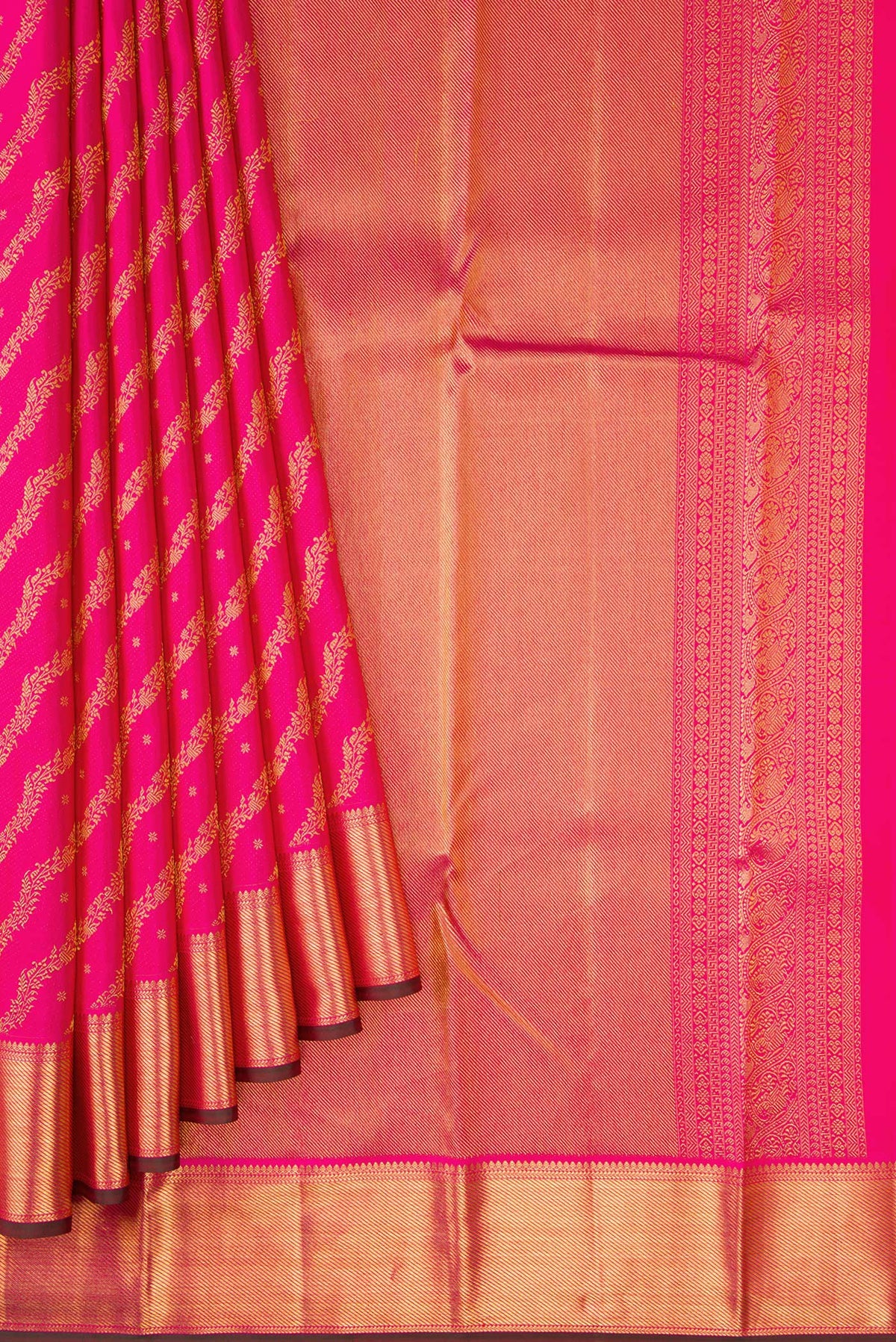 Pleats and pallu of Pink Dual Tone Kanjivaram Silk Saree with Zari Brocade on the body and Zari Border. 