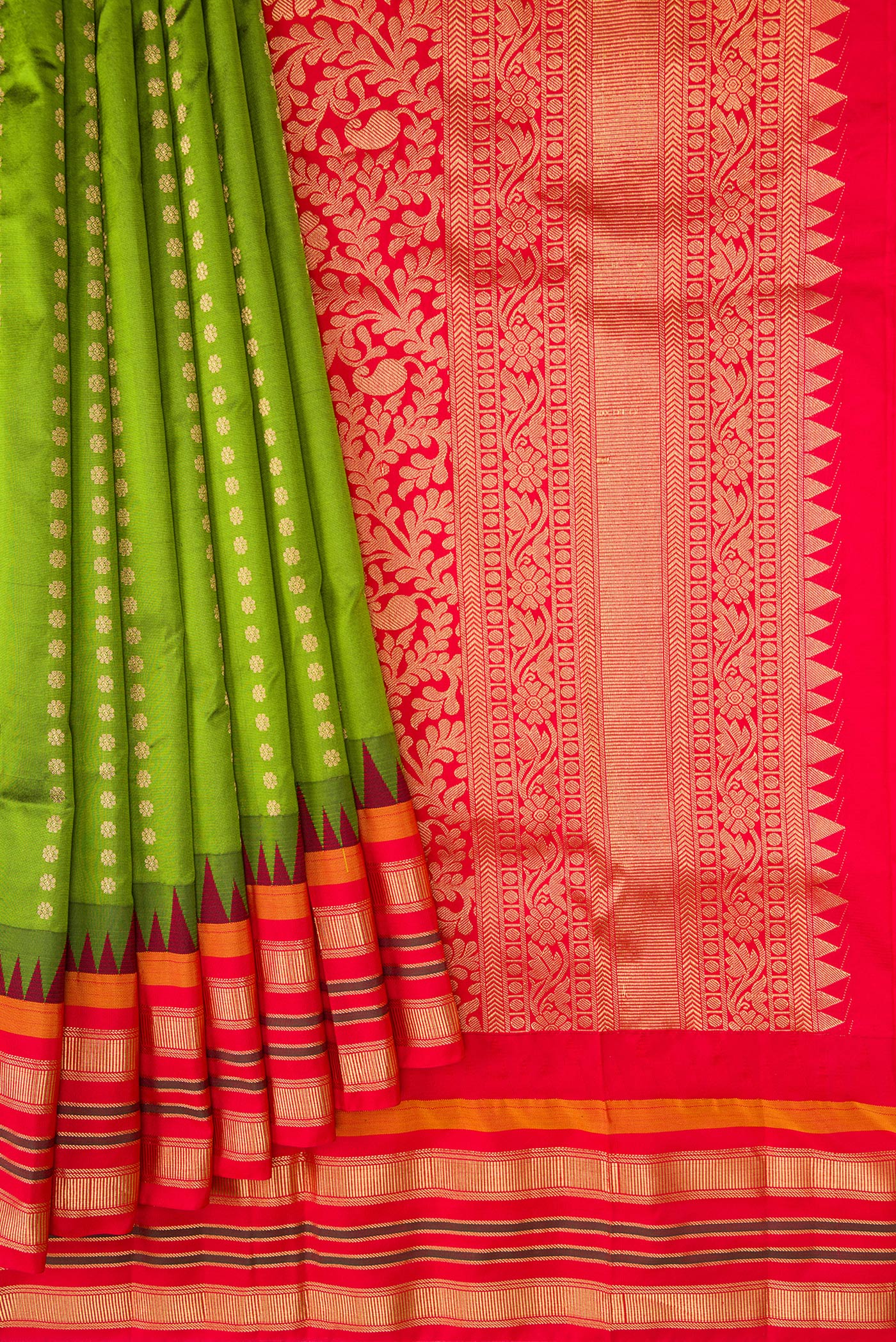 Pleats and pallu of Green Dual Tone Gadwal Silk Saree with Stripes on the body and Zari Border. 