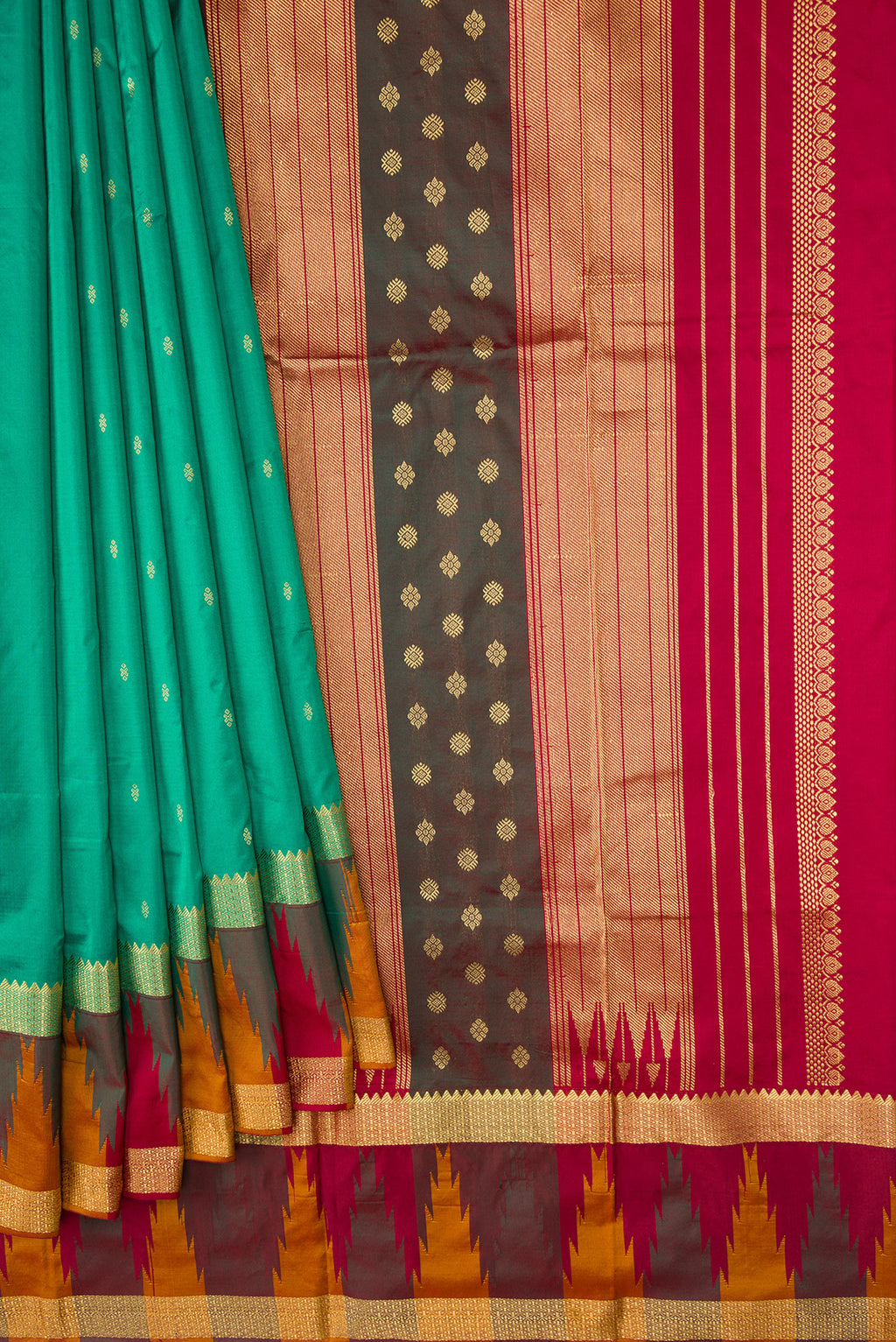 Pleats and pallu of Green Dual Tone Kanchipuram Silk Saree with Zari Butta on the body and Zari Border. 