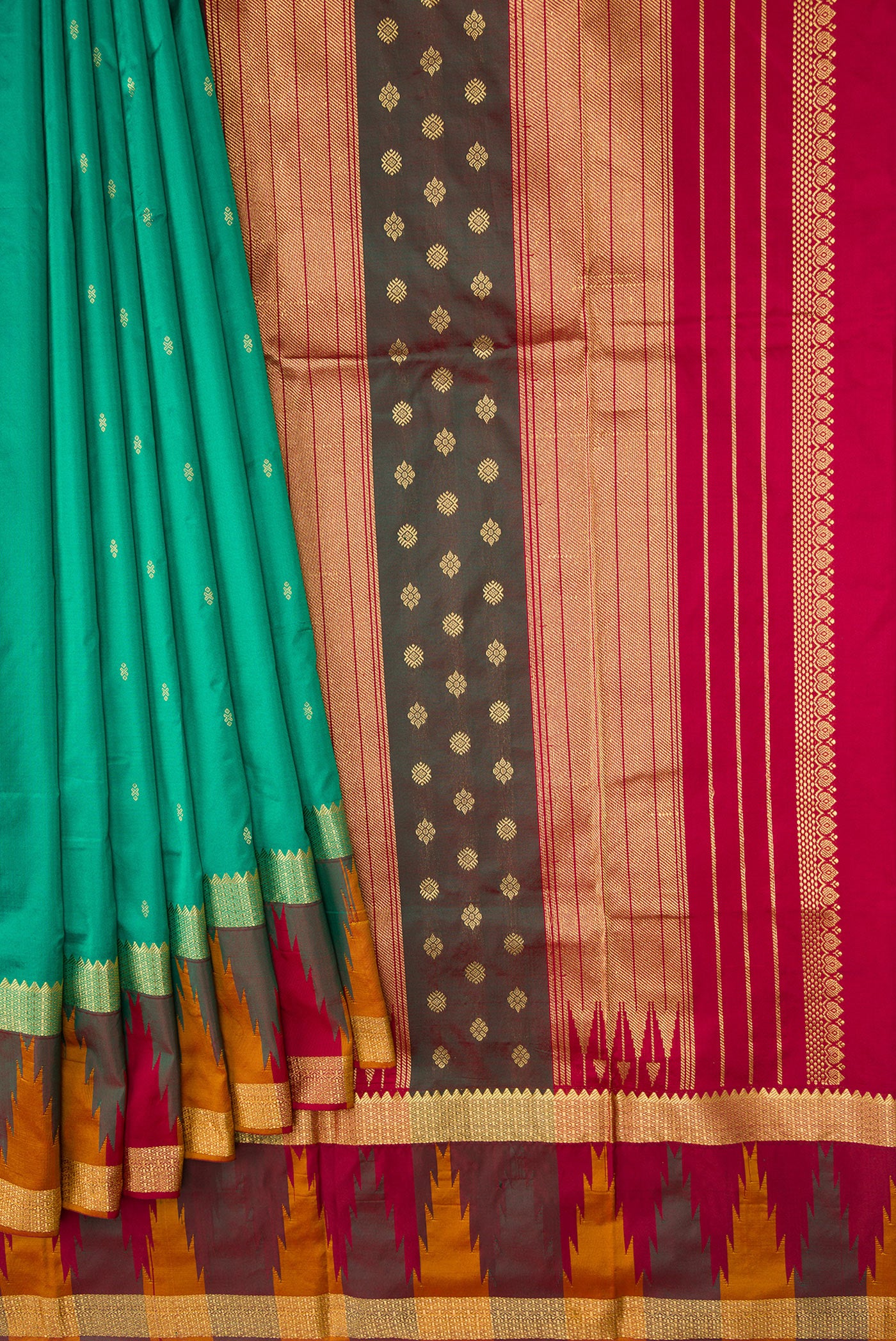 Pleats and pallu of Green Dual Tone Kanchipuram Silk Saree with Zari Butta on the body and Zari Border. 