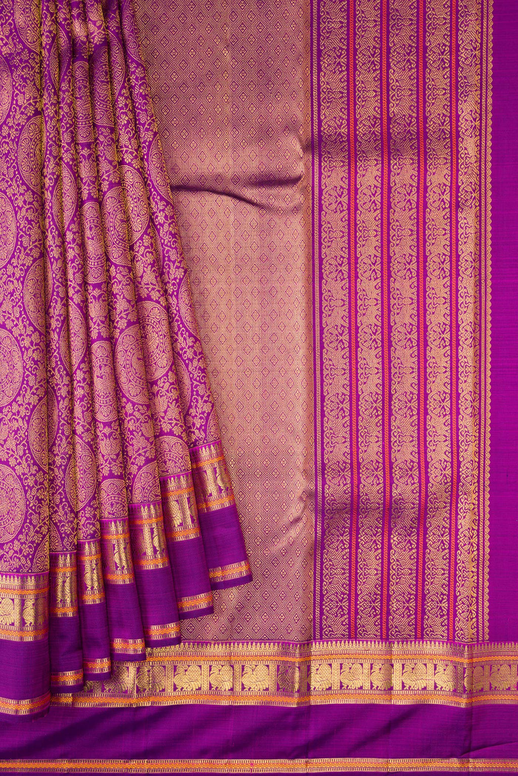 Pleats and pallu of Purple Dual Tone Kanchipuram Silk Saree with Zari Brocade on the body and Zari Border. 
