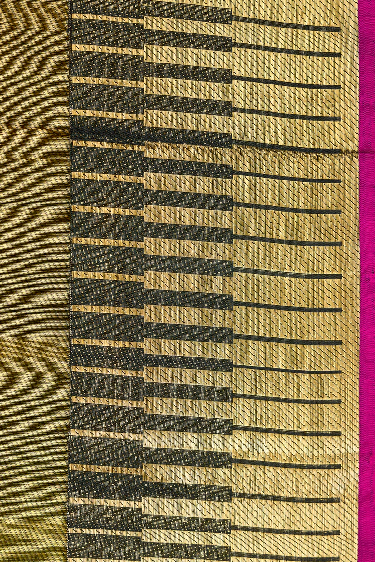 Border image of Bottle Green Dual Tone Kanchipuram Silk Saree with Zari Brocade on the body and Fancy Border. 