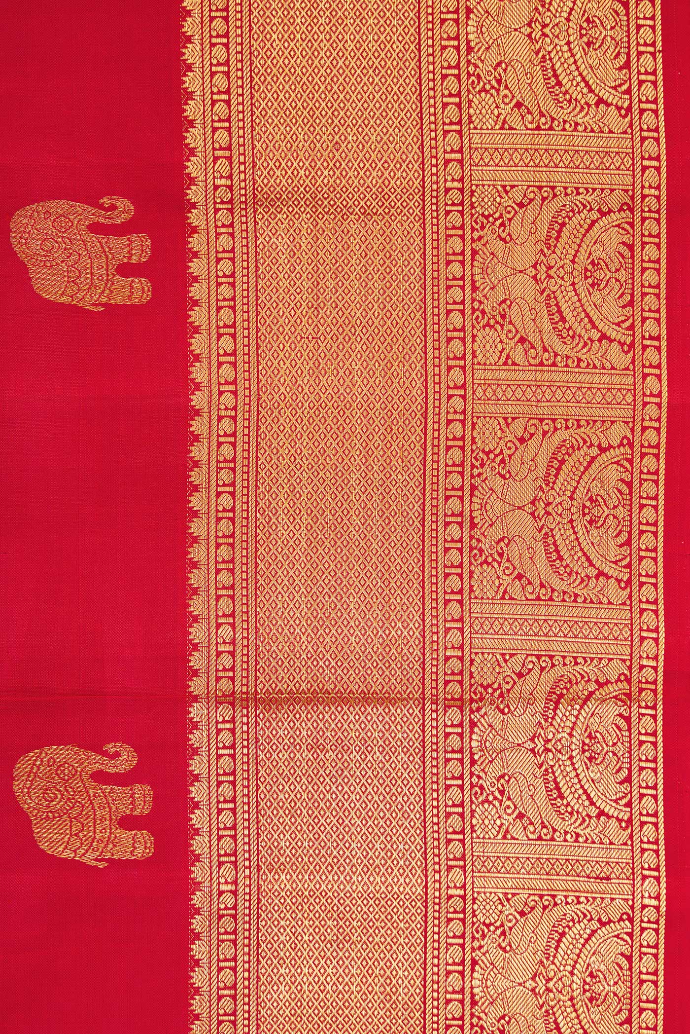 Border image of Pure Silk Pure Zari Red Dual Tone Kanjivaram Saree with Zari Butta on the body and Zari Border. 