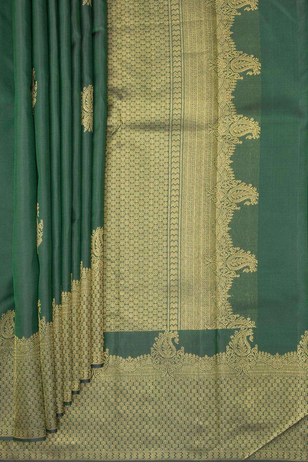Pleats and pallu of Pure Silk Bottle Green Dual Tone Kanjivaram Saree with Zari Butta on the body and Fancy Border. 