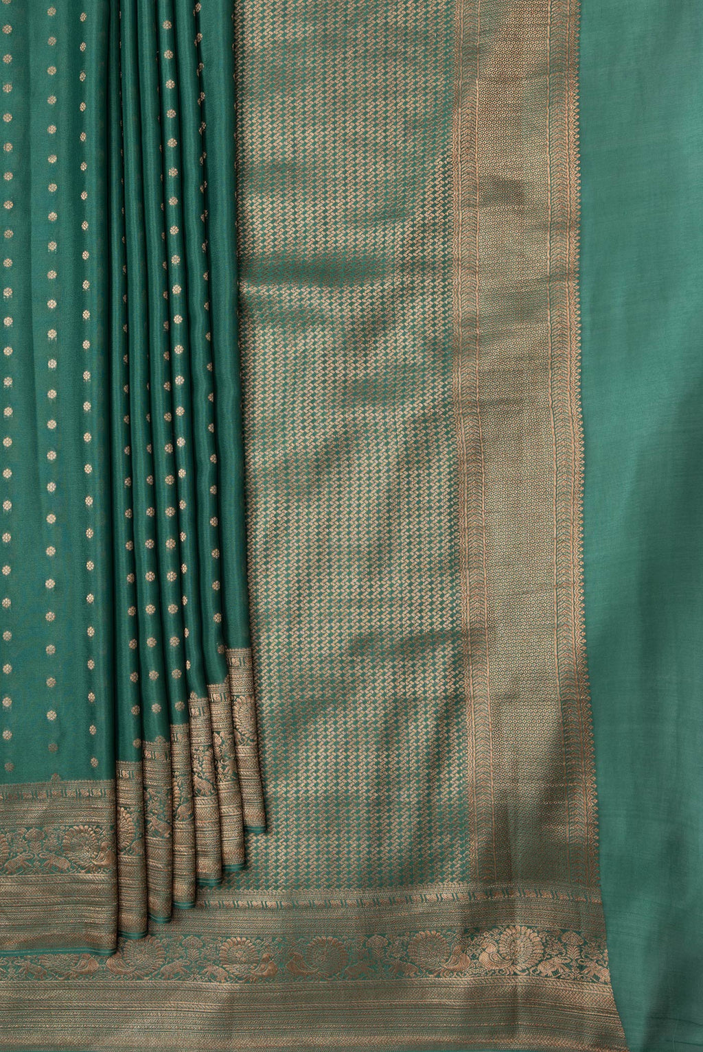 Pleats and pallu of Bottle Green Dual Tone Banarasi Georgette Saree with Zari Butta on the body and Zari Border. 