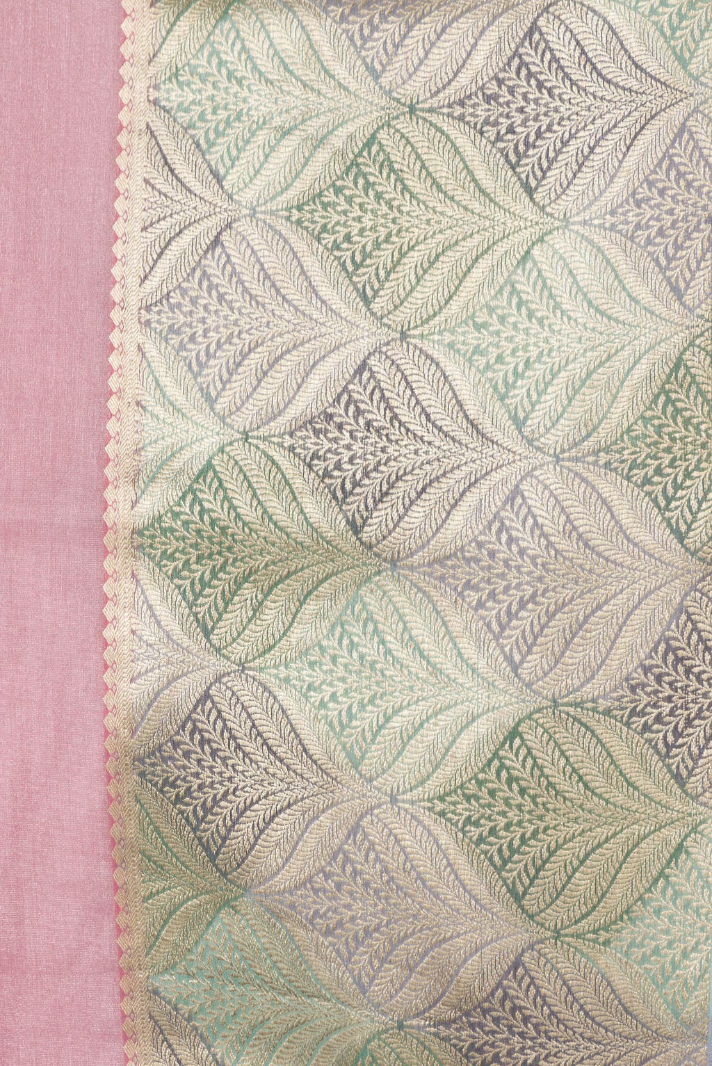 Border image of Pink Dual Tone Georgette Saree with Plain Body and Fancy Border. 