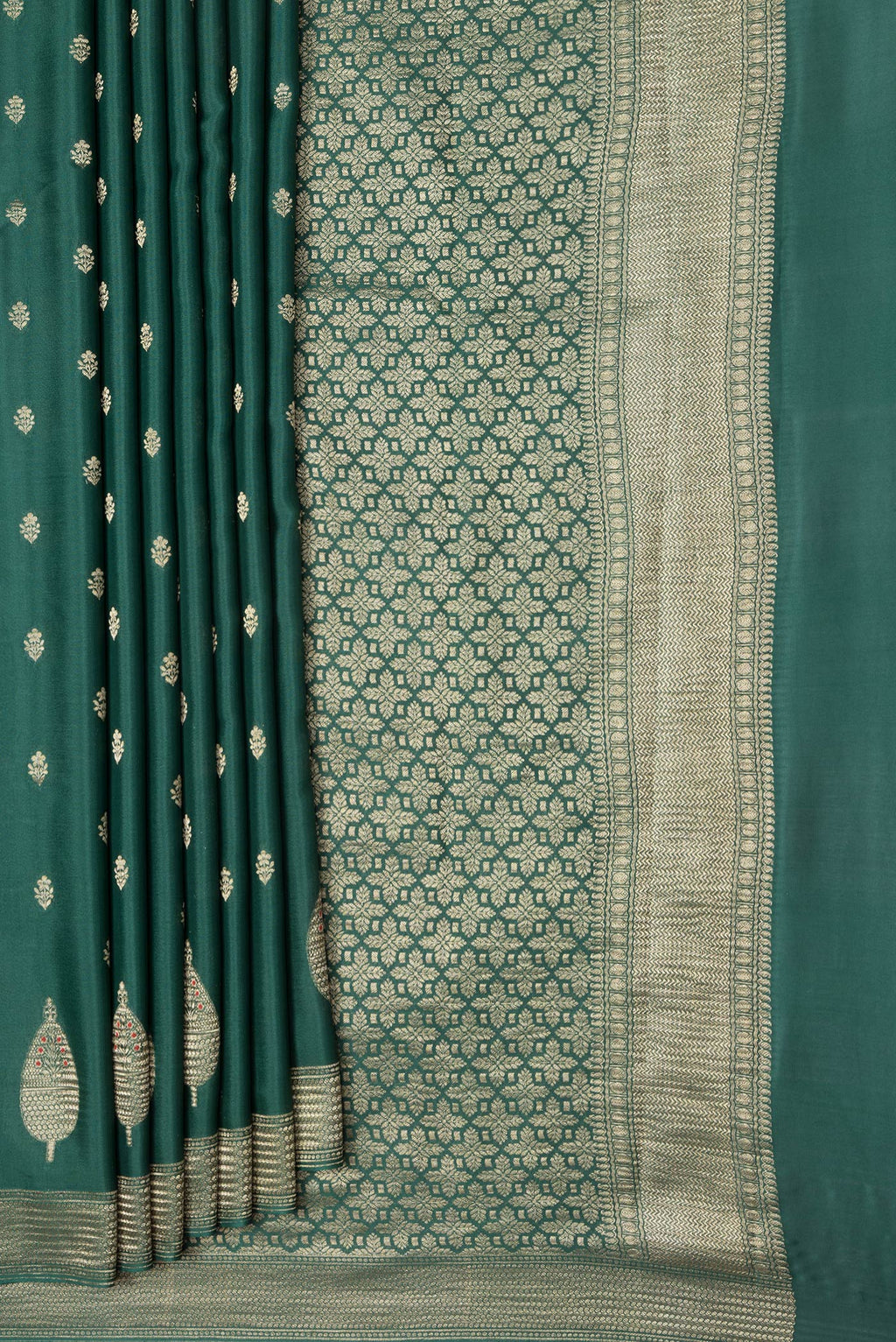 Pleats and pallu of Bottle Green Dual Tone Mysore Georgette Saree with Zari Butta on the body and Zari Border. 