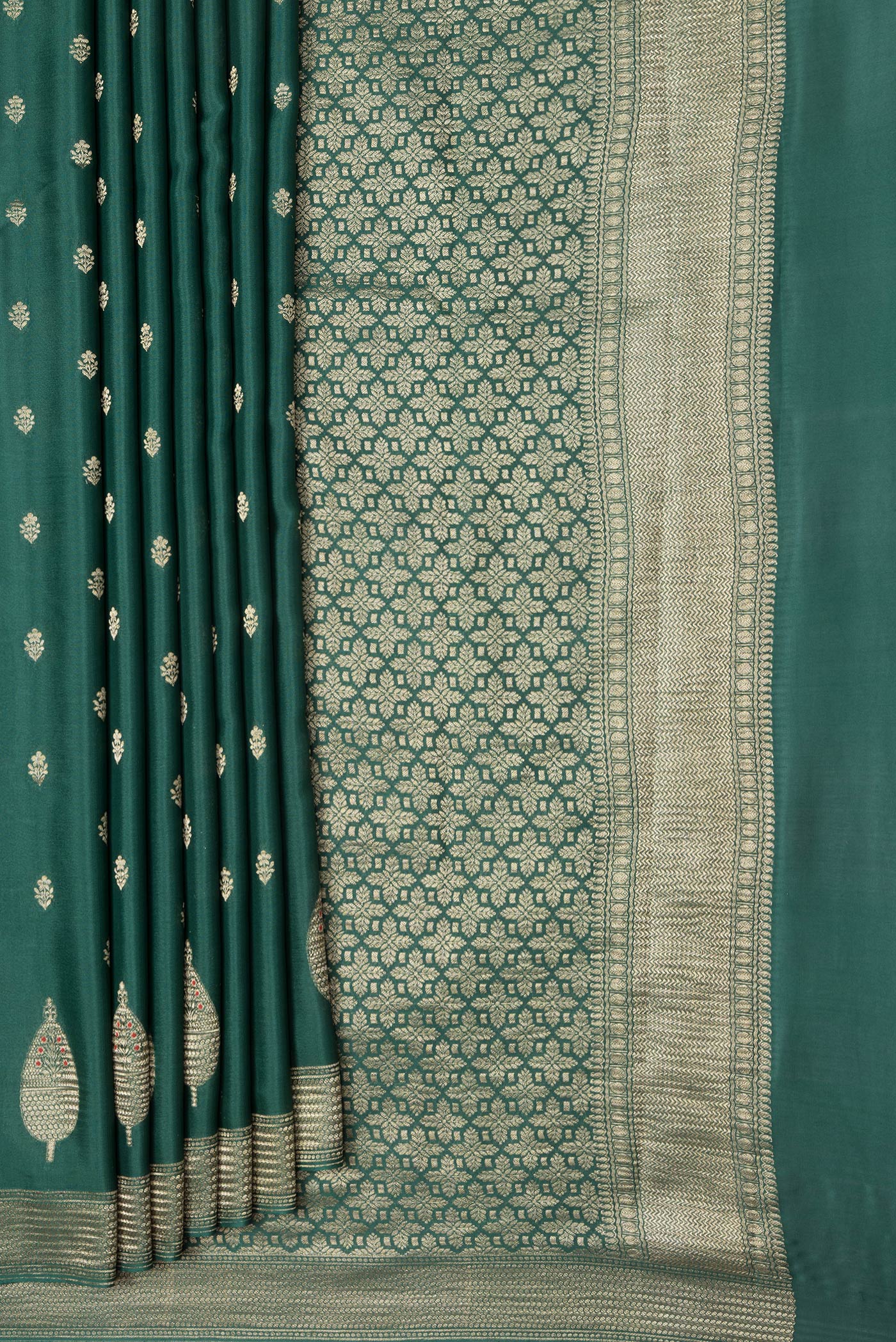 Pleats and pallu of Bottle Green Dual Tone Mysore Georgette Saree with Zari Butta on the body and Zari Border. 