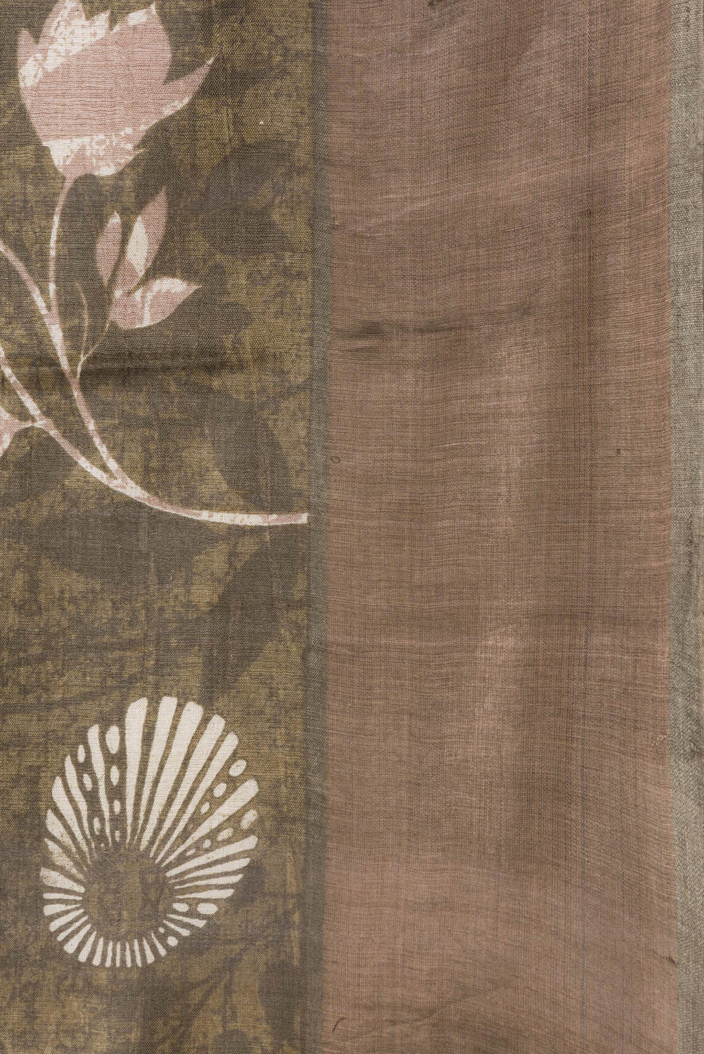 Border image of Mehandi Green Dual Tone Tussar Silk Saree with Printed design on the body and Zari Border. 