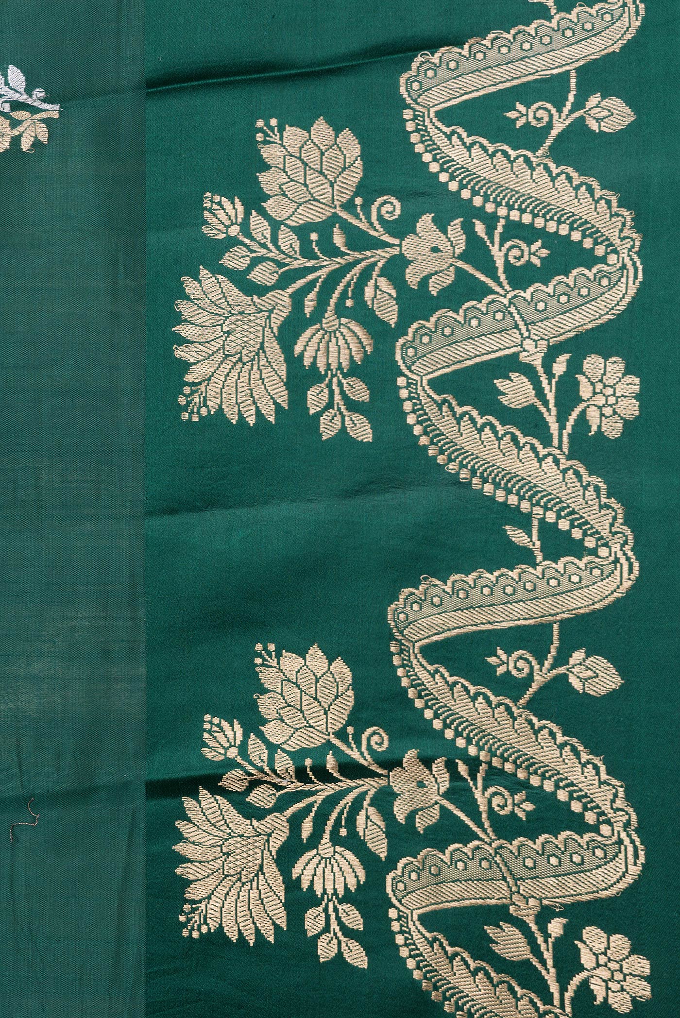 Border image of Bottle Green Dual Tone Tussar Silk Saree with Zari Butta on the body and Fancy Border. 