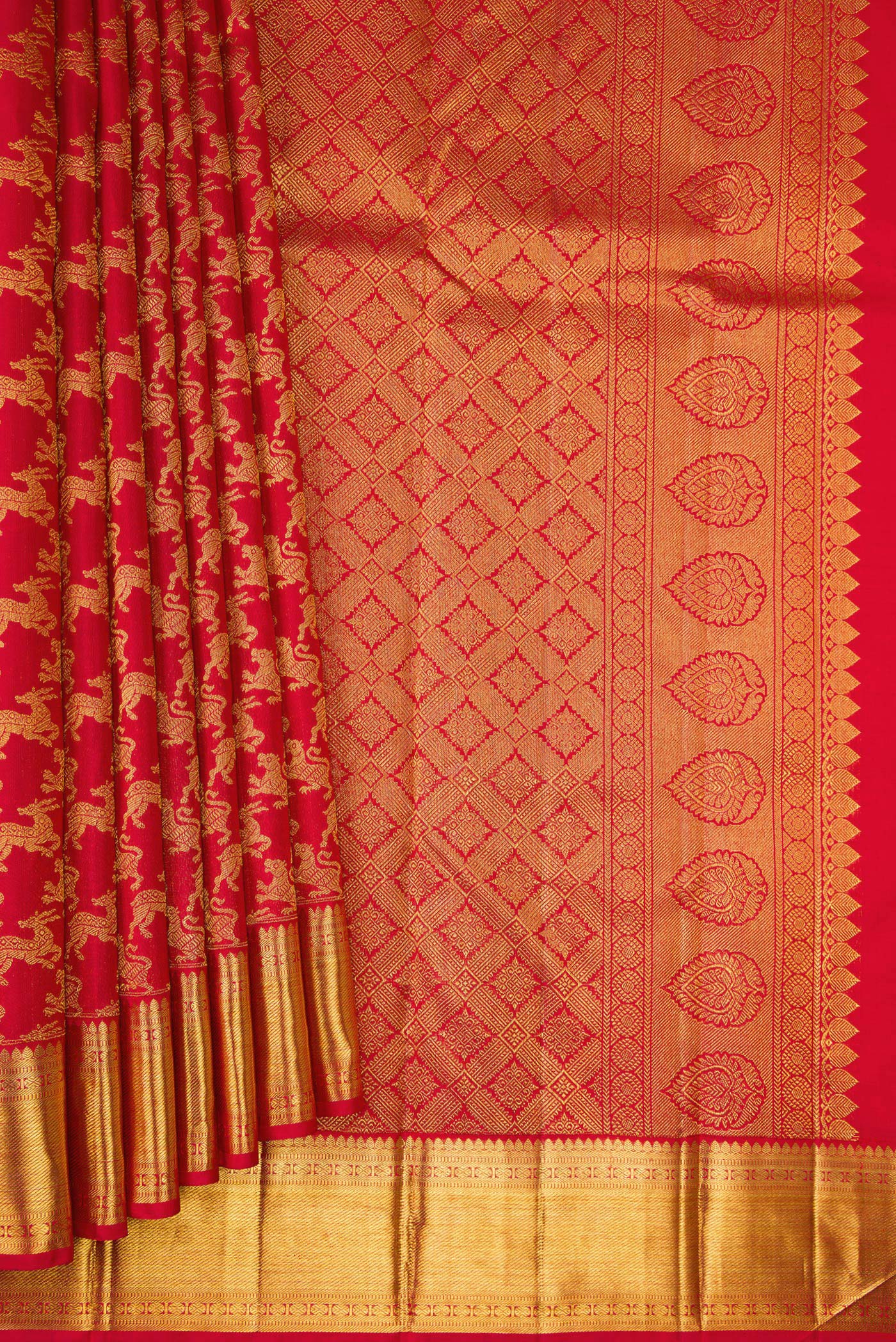 Pleats and pallu of Red Dual Tone Kanchipuram Silk Saree with Zari Brocade on the body and Zari Border. 
