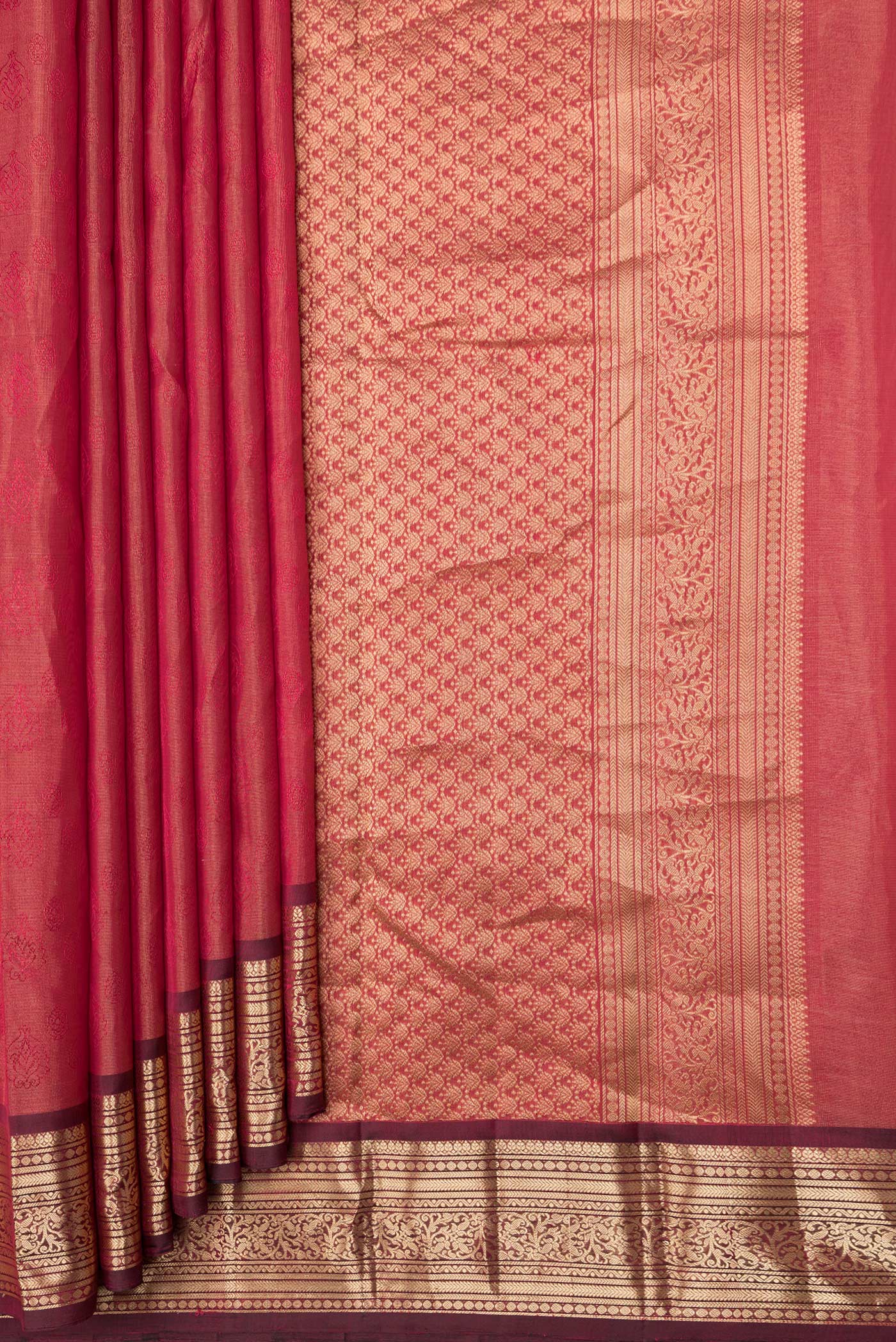 Pleats and pallu of Maroon Dual Tone Kanchipuram Silk Saree with Jacquard design on the body and Zari Border. 
