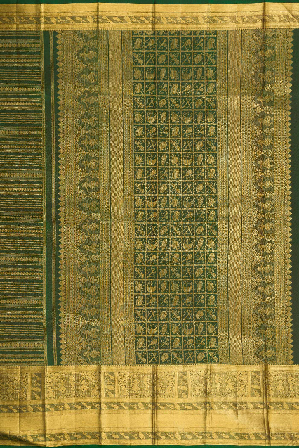 Close up image of the pallu of Bottle Green Kanchipuram Silk Saree with Zari Brocade on the body and Zari Border. 