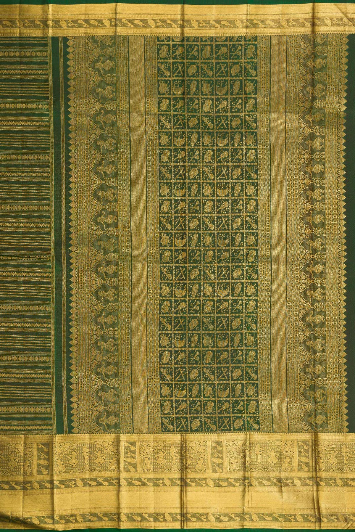 Close up image of the pallu of Bottle Green Kanchipuram Silk Saree with Zari Brocade on the body and Zari Border. 