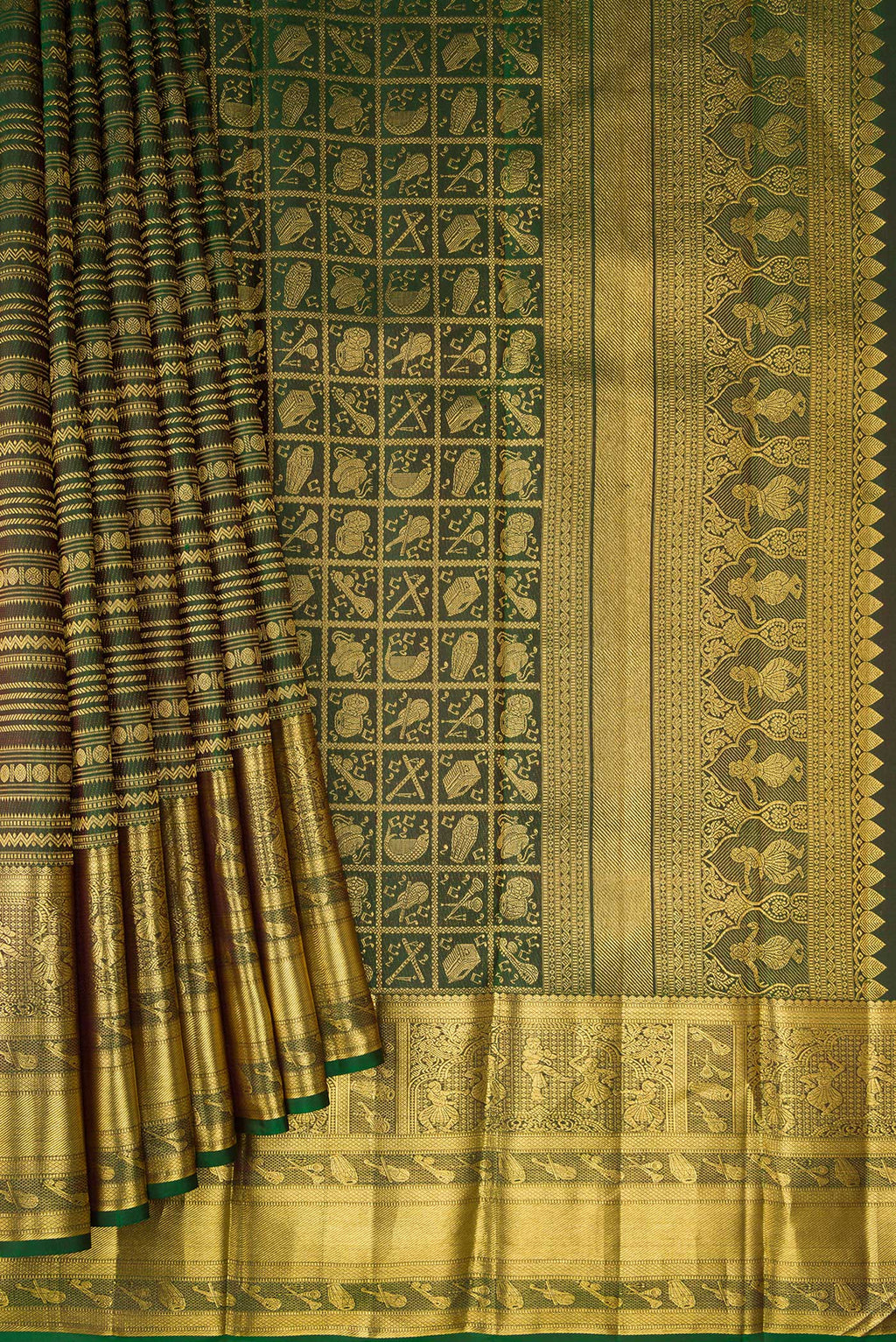 Pleats and pallu of Bottle Green Kanchipuram Silk Saree with Zari Brocade on the body and Zari Border. 