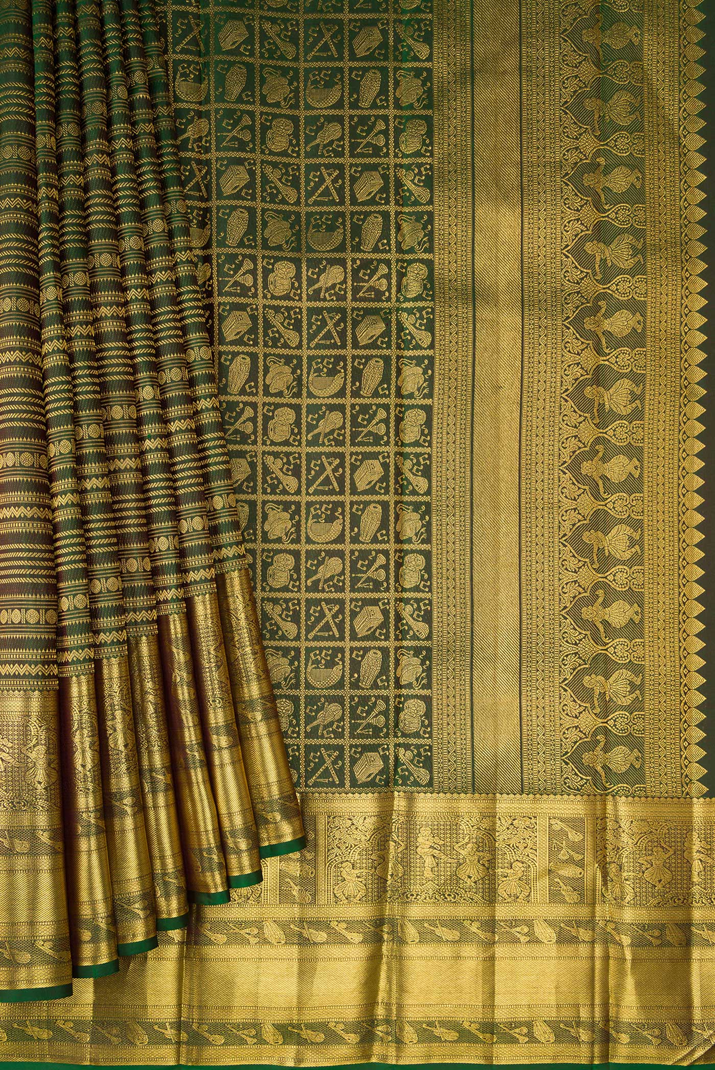 Pleats and pallu of Bottle Green Kanchipuram Silk Saree with Zari Brocade on the body and Zari Border. 