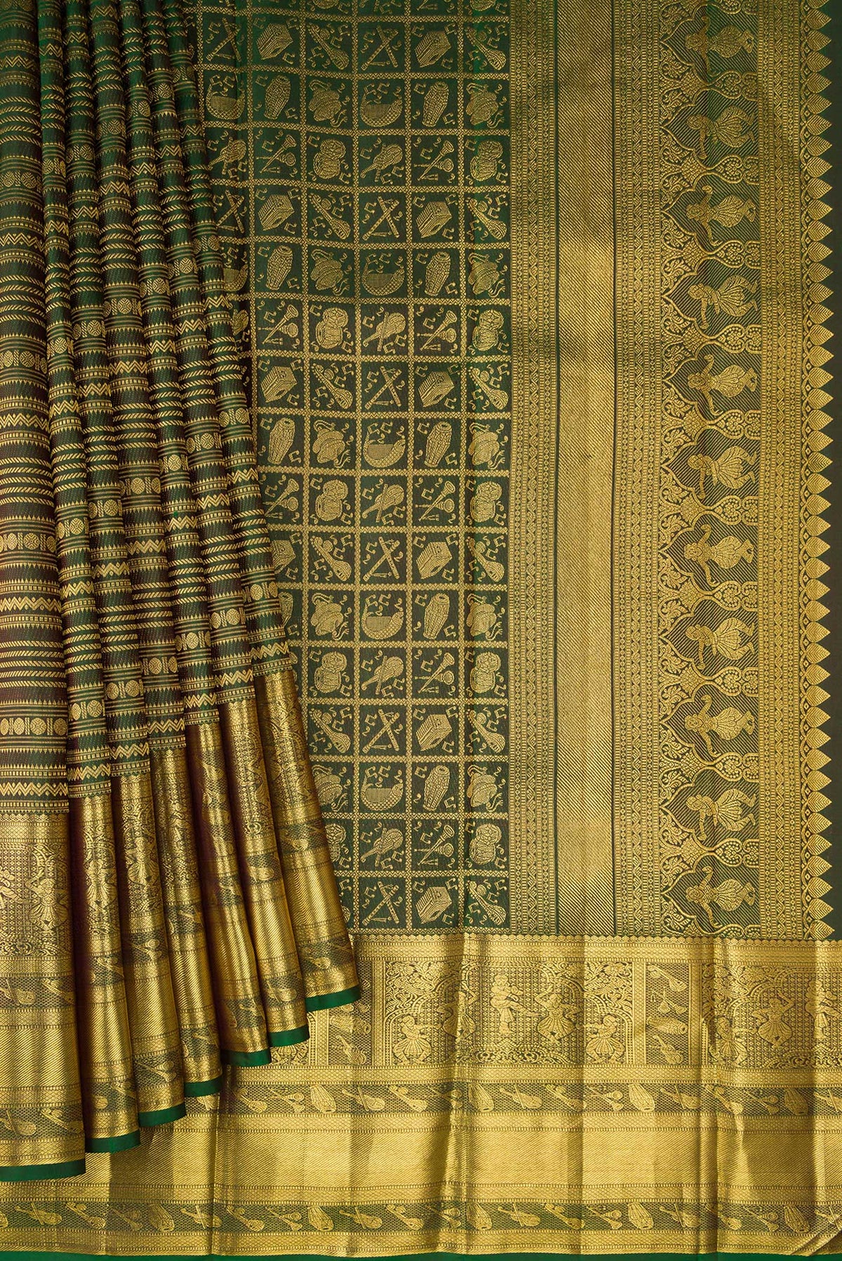 Pleats and pallu of Bottle Green Kanchipuram Silk Saree with Zari Brocade on the body and Zari Border. 