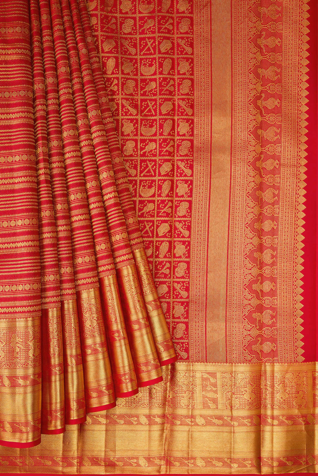 Pleats and pallu of Red Dual Tone Kanchipuram Silk Saree with Zari Brocade on the body and Fancy Border. 