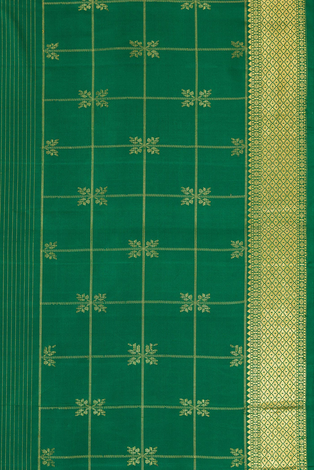 Border image of Pure Silk Pure Zari Green Dual Tone Kanjivaram Saree with Zari Butta on the body and Zari Border. 