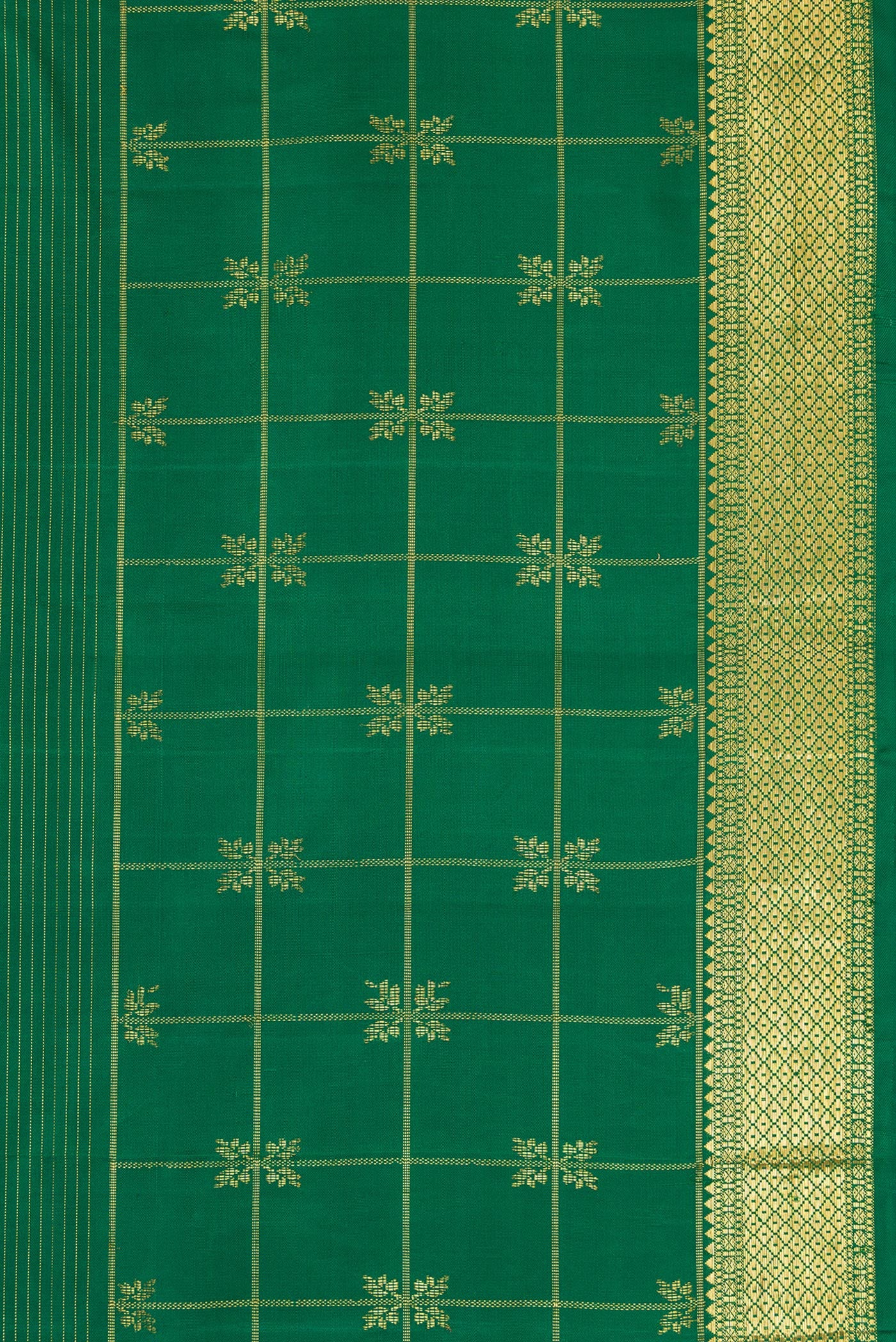 Border image of Pure Silk Pure Zari Green Dual Tone Kanjivaram Saree with Zari Butta on the body and Zari Border. 