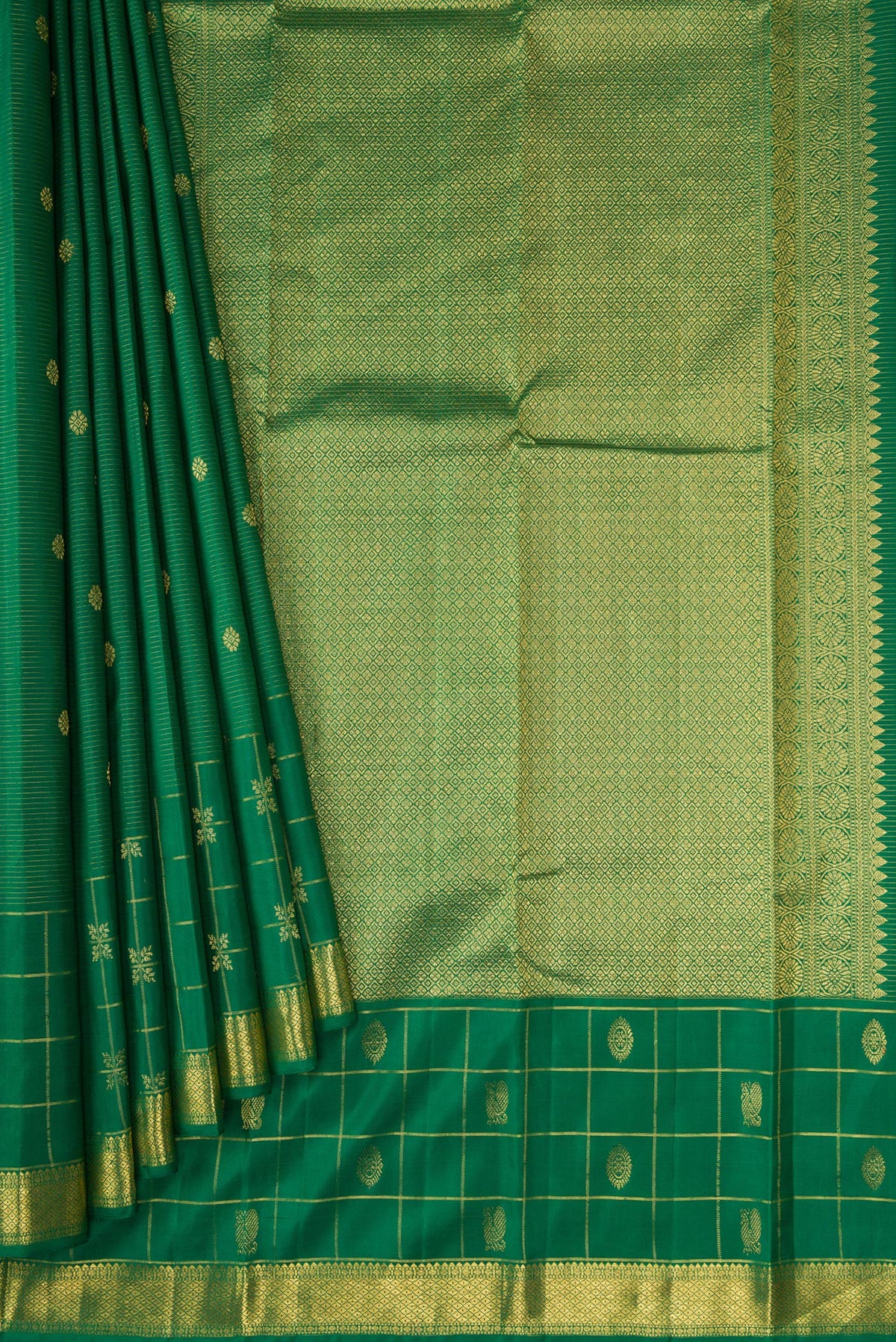 Pleats and pallu of Pure Silk Pure Zari Green Dual Tone Kanjivaram Saree with Zari Butta on the body and Zari Border. 