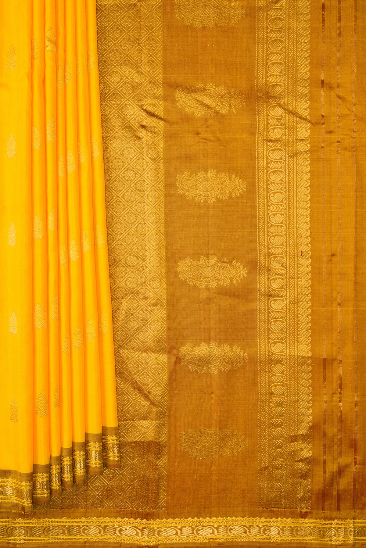Pleats and pallu of Yellow Dual Tone Gadwal Silk Saree with Zari Butta on the body and Zari Border. 