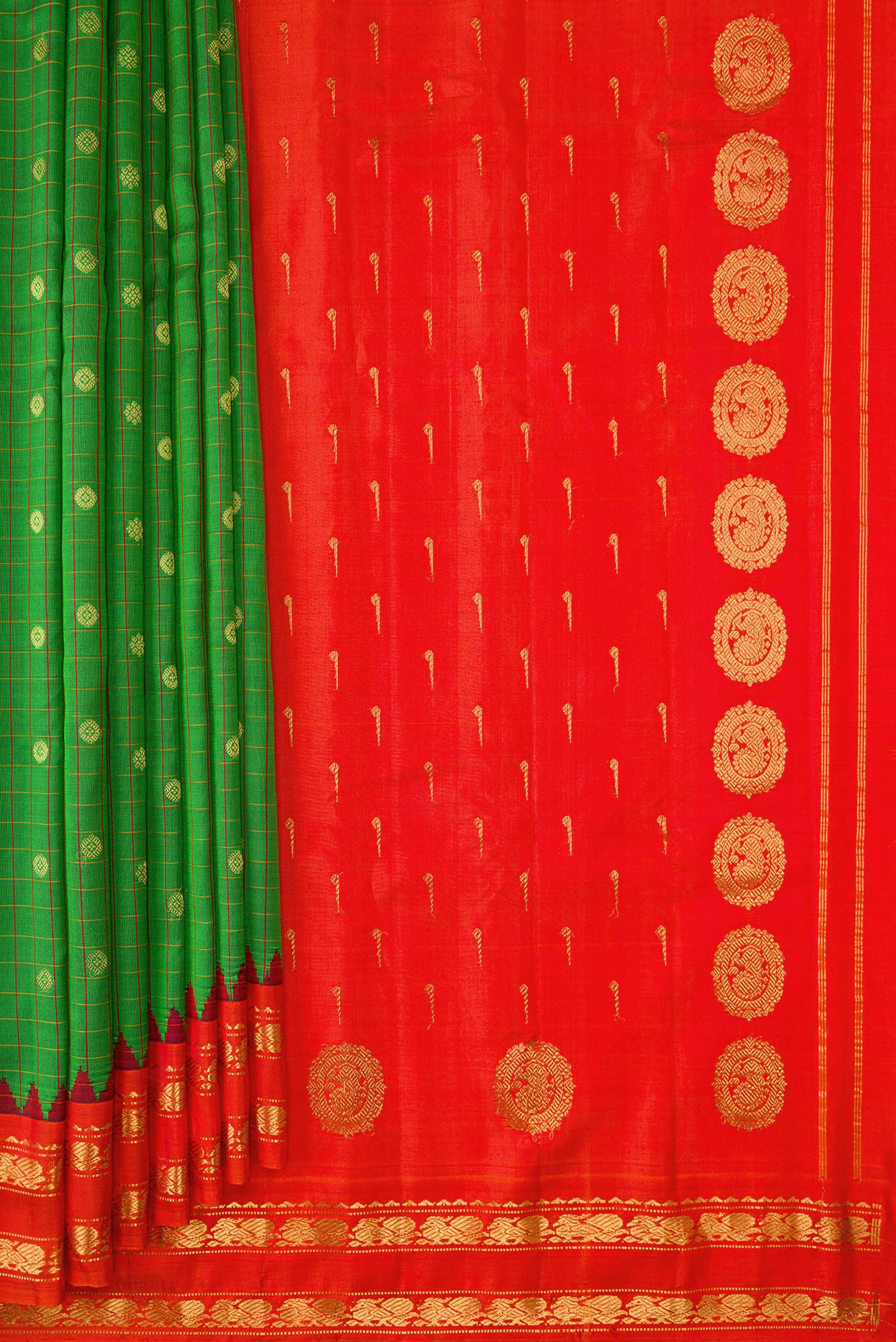 Pleats and pallu of Bottle Green Dual Tone Gadwal Silk Saree with Checked design on the body and Zari Border. 