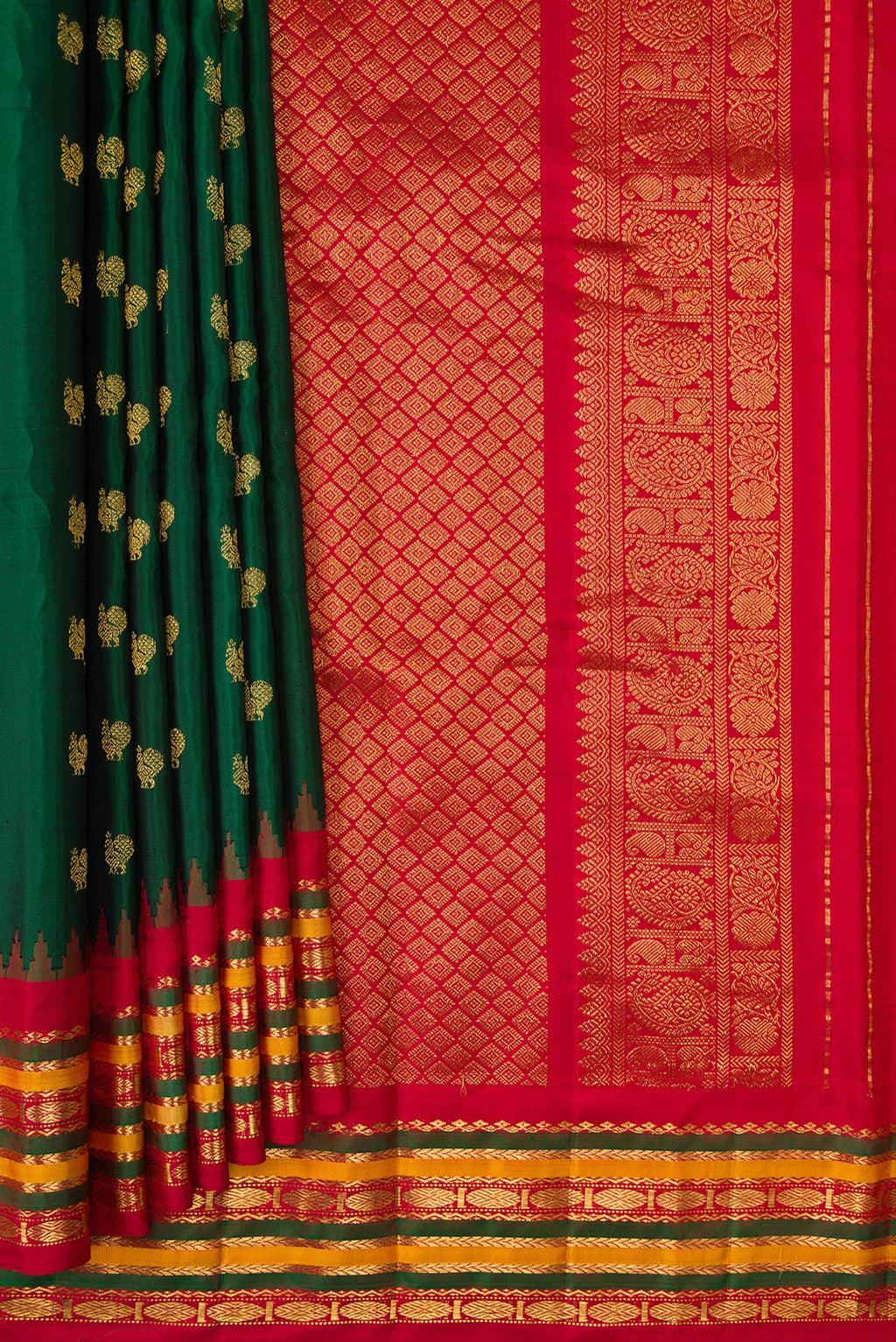 Pleats and pallu of Bottle Green Dual Tone Gadwal Silk Saree with Zari Butta on the body and Zari Border. 