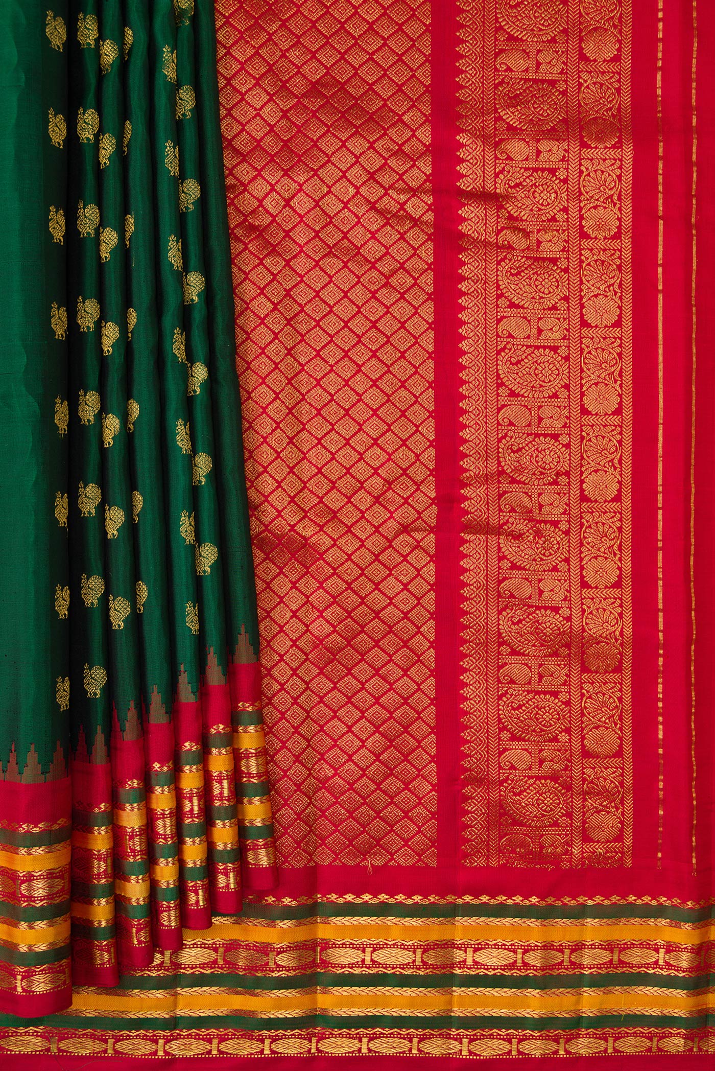 Pleats and pallu of Bottle Green Dual Tone Gadwal Silk Saree with Zari Butta on the body and Zari Border. 