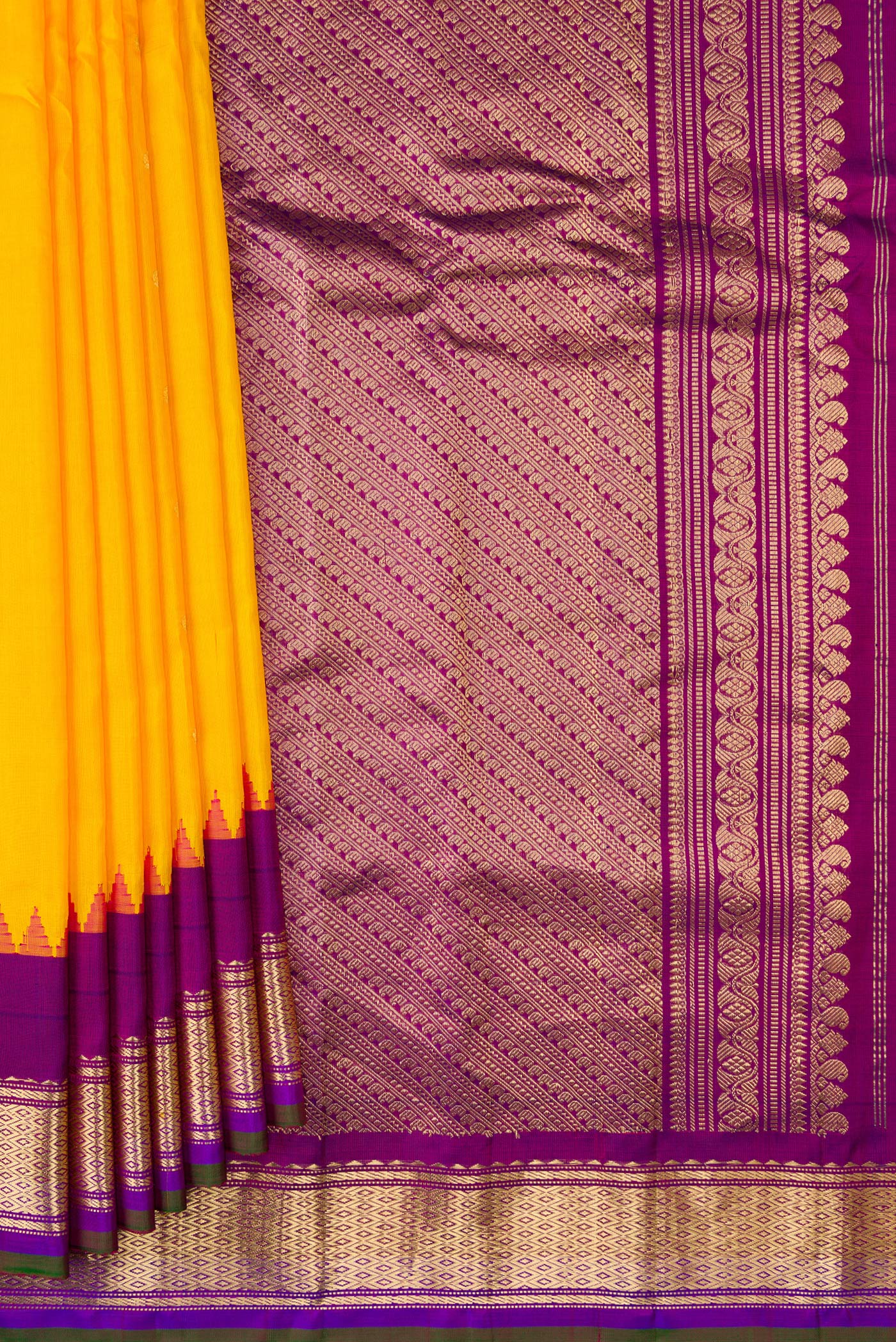 Pleats and pallu of Yellow Dual Tone Gadwal Silk Saree with Zari Butta on the body and Zari Border. 