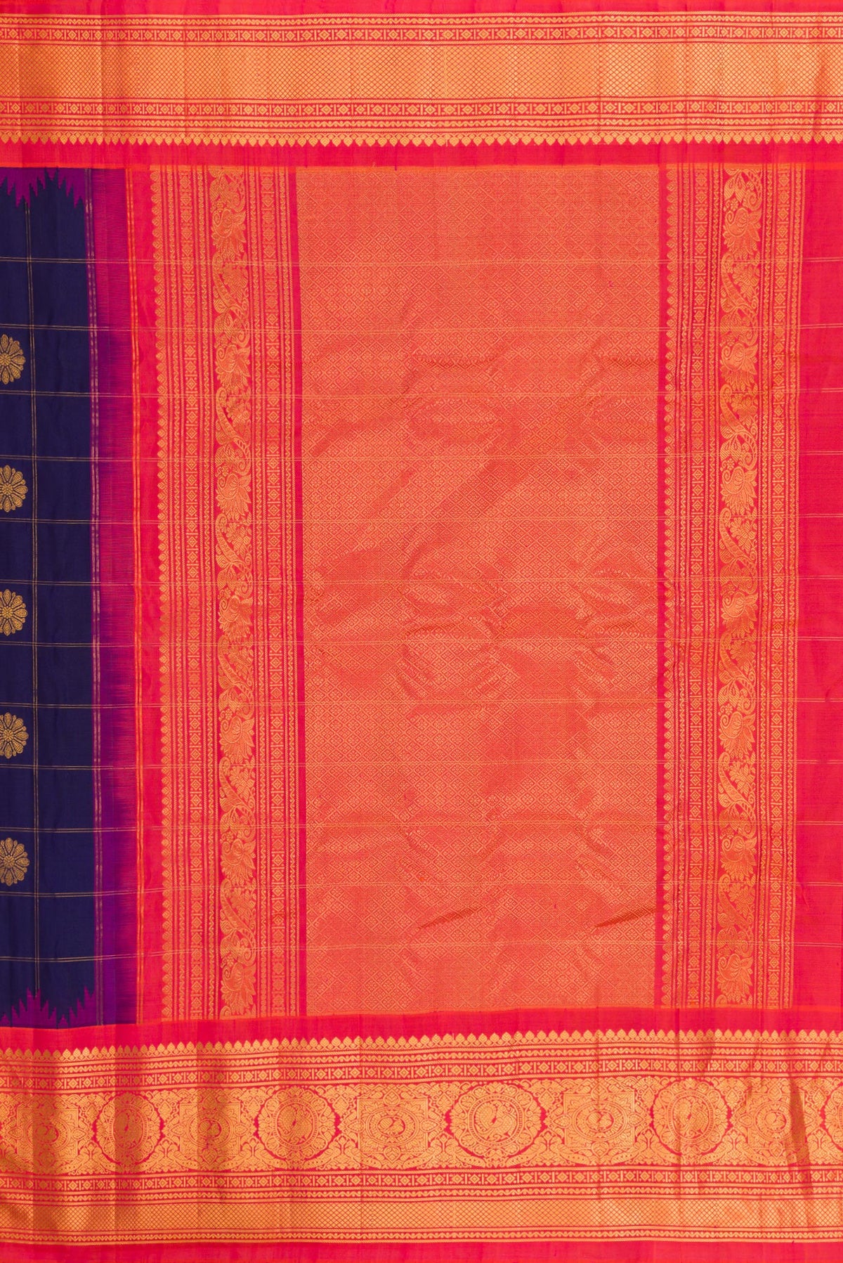 Close up image of the pallu of Navy Blue Dual Tone Gadwal Silk Saree with Checked design on the body and Zari Border. 